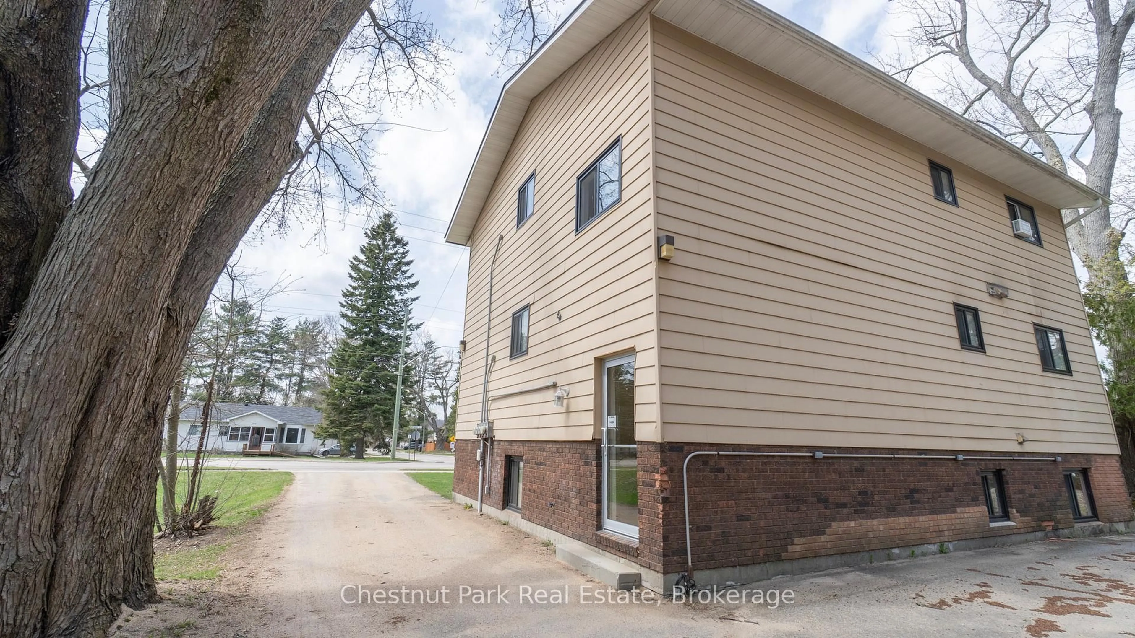 Home with brick exterior material, street for 163 Wellington St, Bracebridge Ontario P1L 1C2