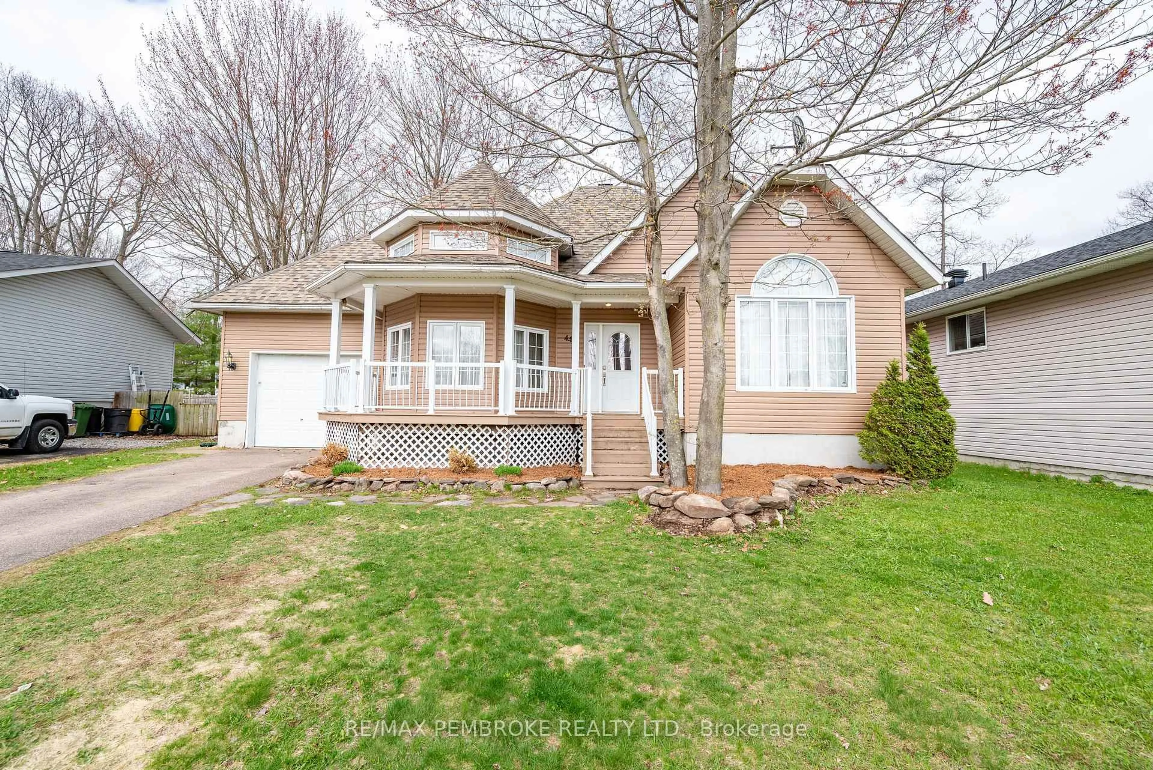 Home with vinyl exterior material, street for 44 Bayshore Dr, Petawawa Ontario K8H 3R7