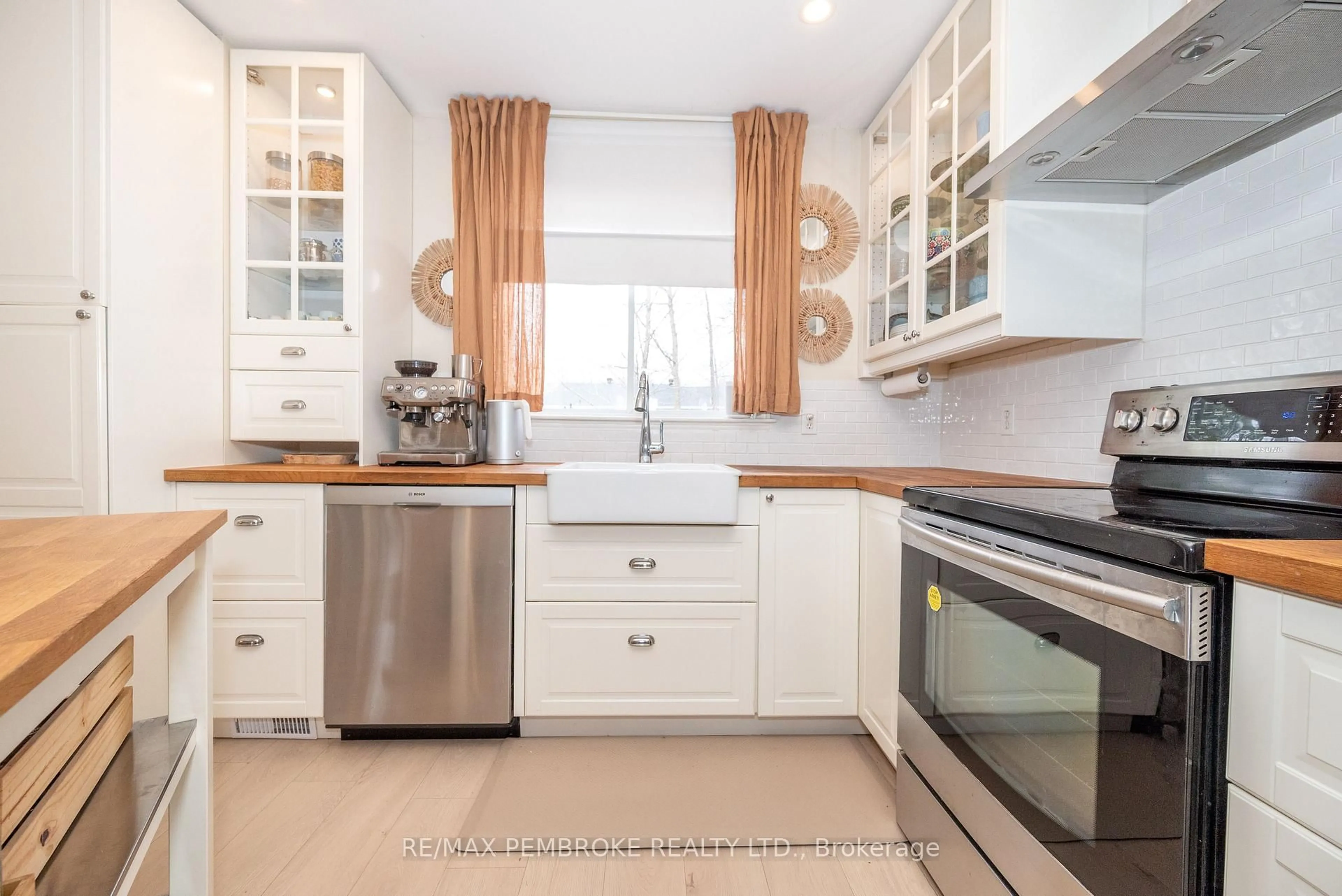 Open concept kitchen, unknown for 44 Bayshore Dr, Petawawa Ontario K8H 3R7