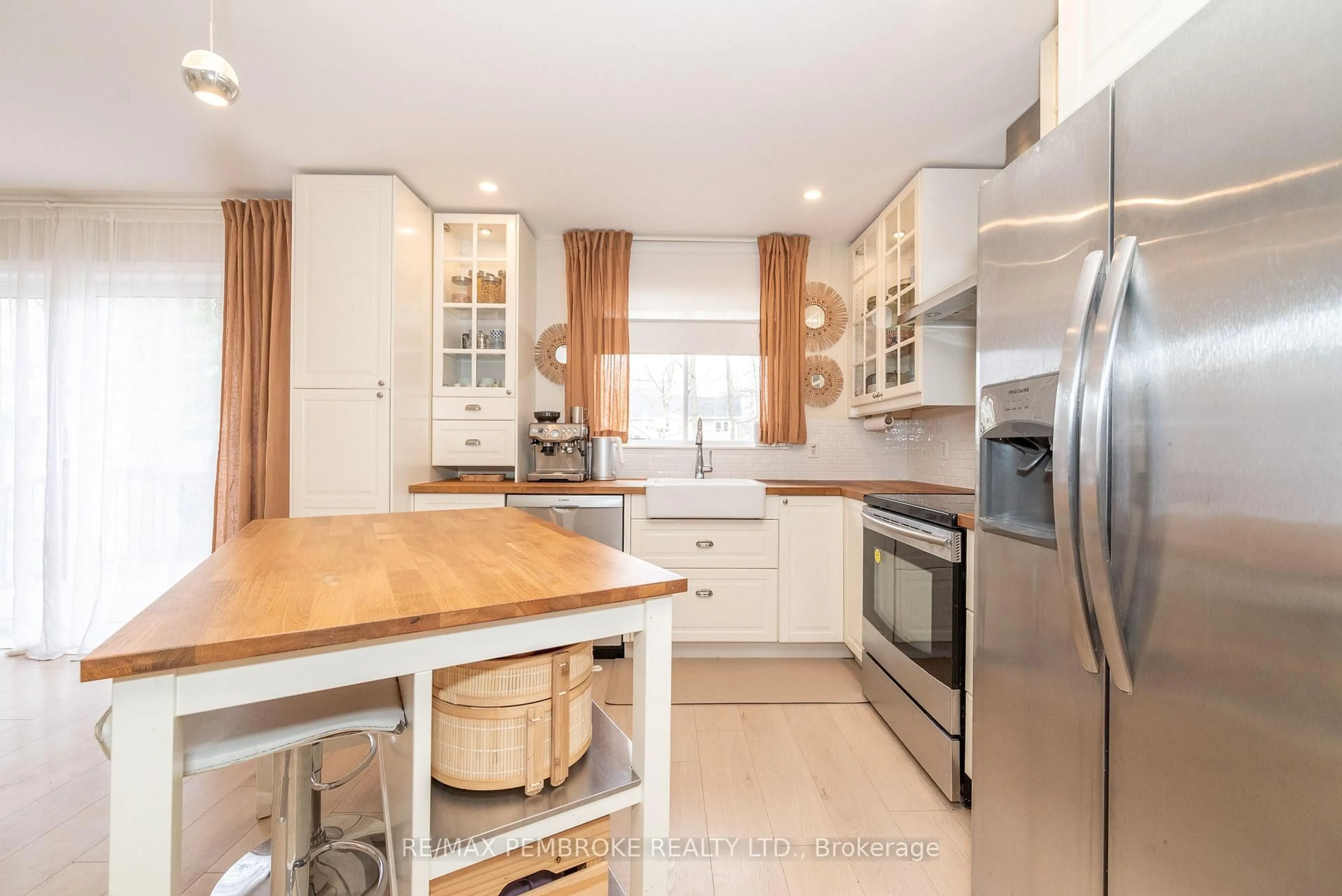 Open concept kitchen, unknown for 44 Bayshore Dr, Petawawa Ontario K8H 3R7