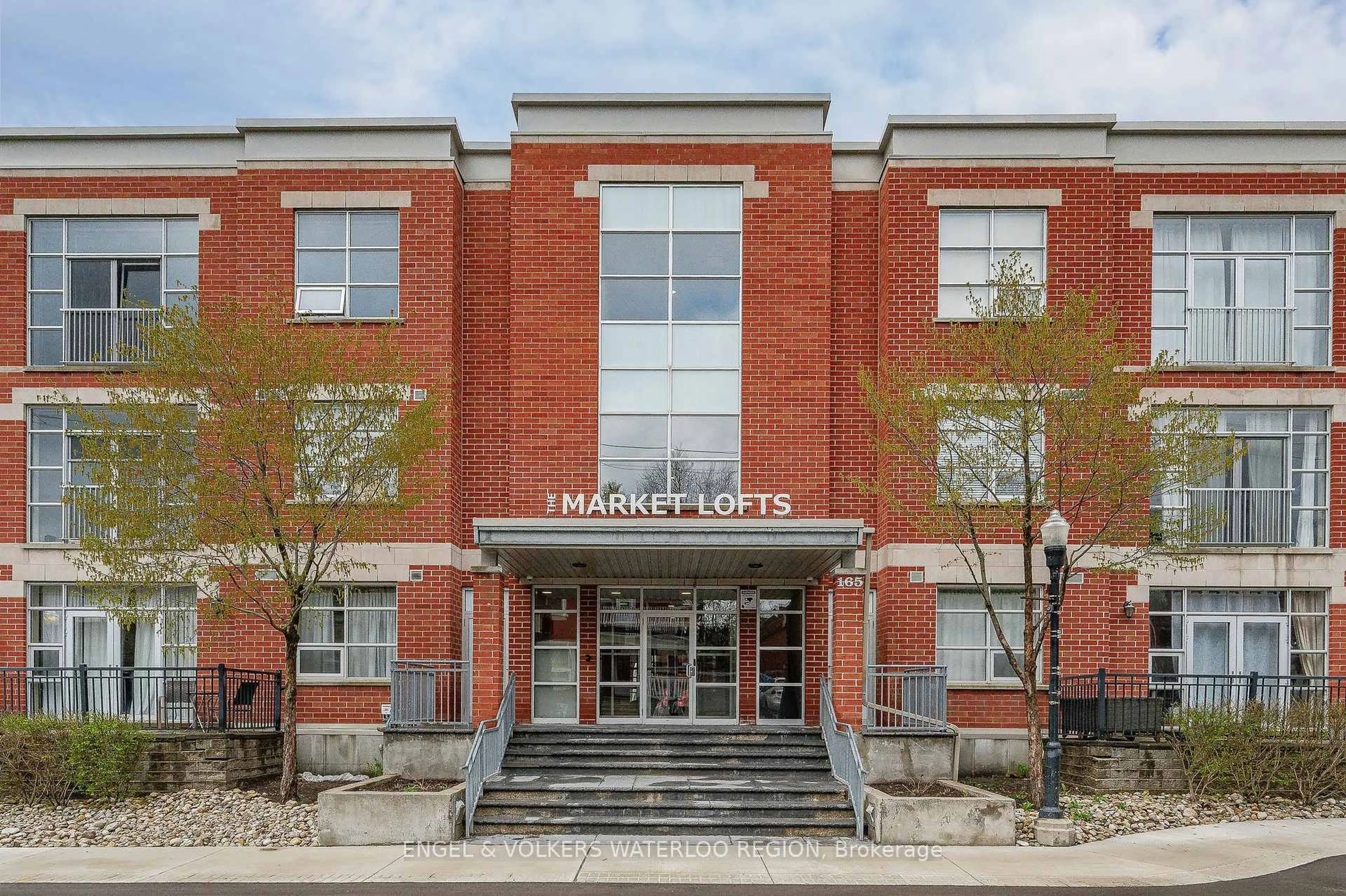 Indoor foyer for 165 Duke St #212, Kitchener Ontario N2H 6M4