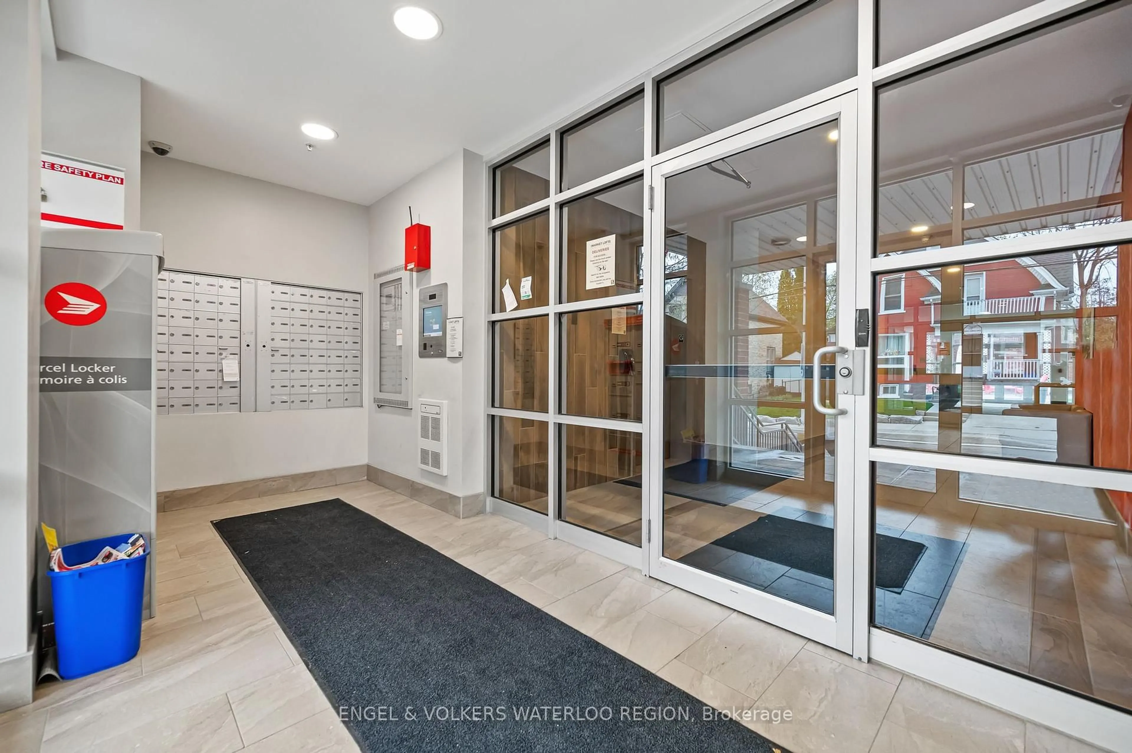 Indoor foyer for 165 Duke St #212, Kitchener Ontario N2H 6M4