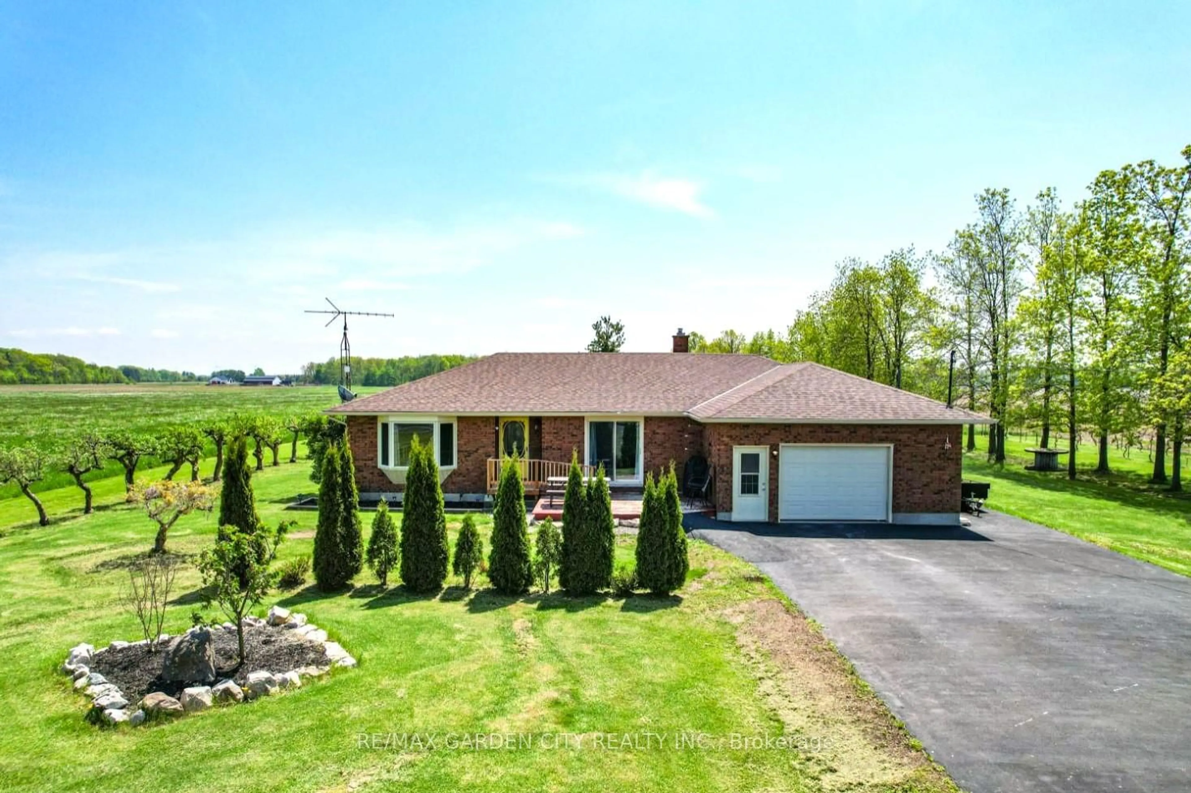 A pic from outside/outdoor area/front of a property/back of a property/a pic from drone, unknown for 5282 Springcreek Rd, Lincoln Ontario L0R 2A0