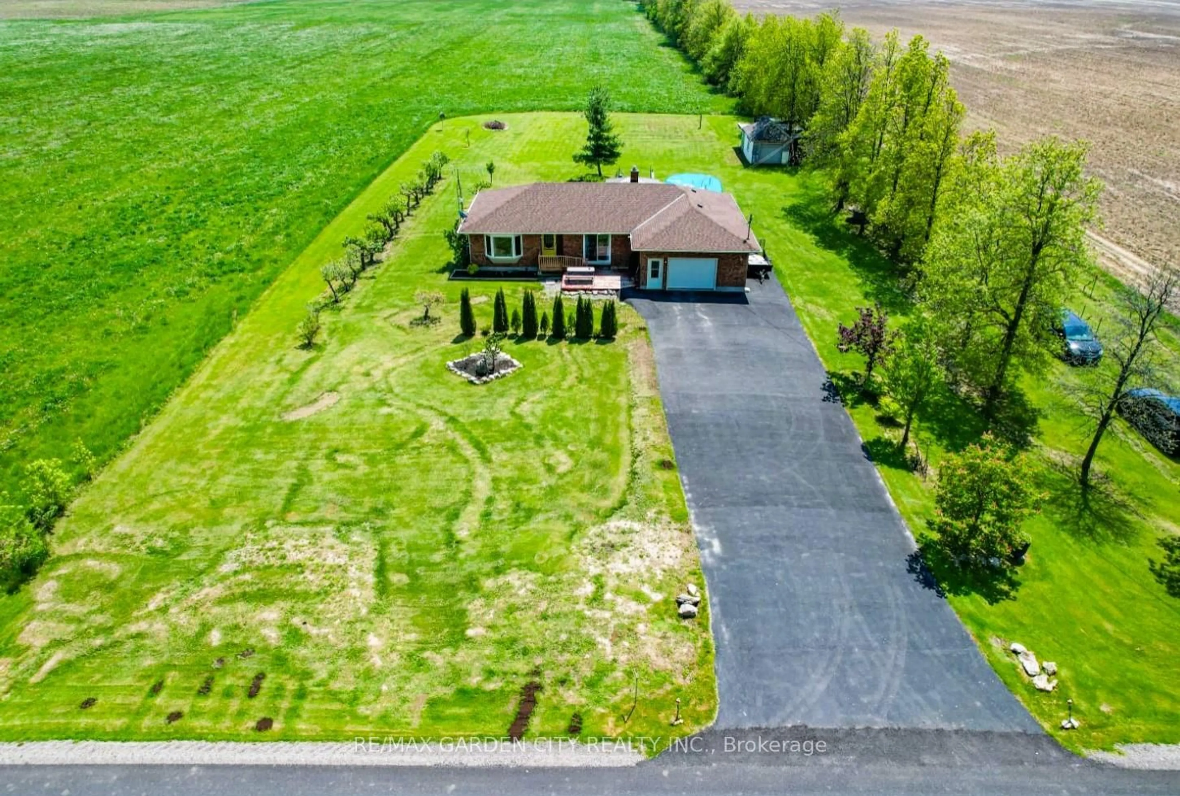 A pic from outside/outdoor area/front of a property/back of a property/a pic from drone, unknown for 5282 Springcreek Rd, Lincoln Ontario L0R 2A0