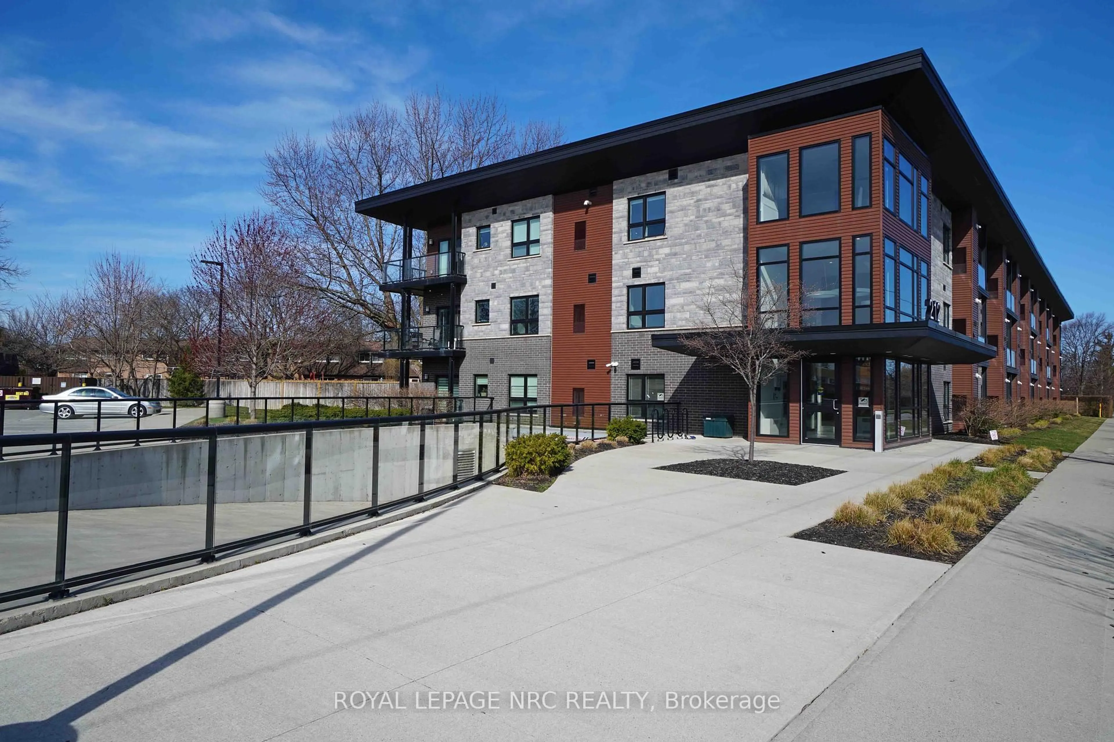 Patio, unknown for 212 Lakeport Rd #114, St. Catharines Ontario L2N 0B4