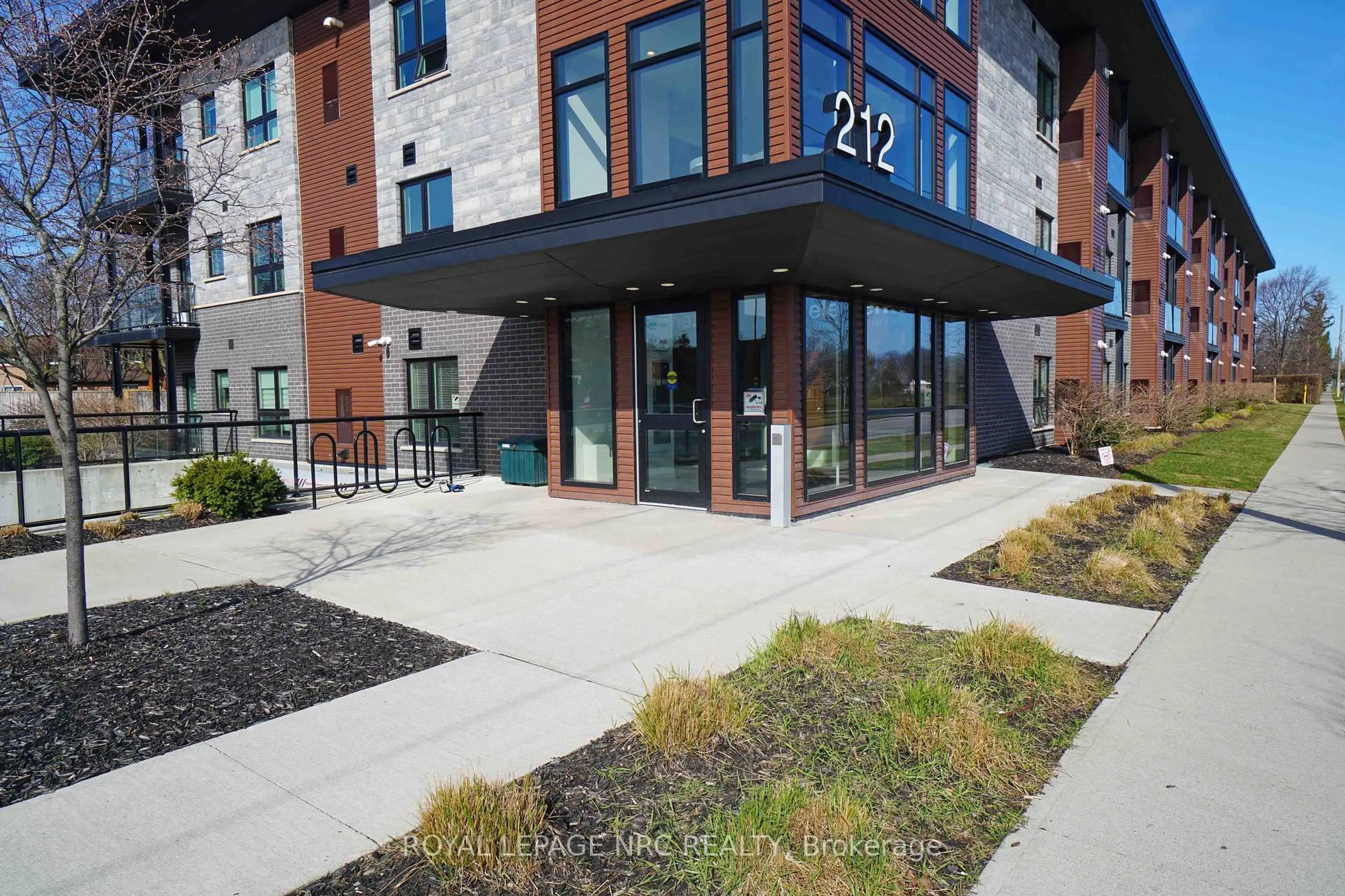 Patio, building for 212 Lakeport Rd #114, St. Catharines Ontario L2N 0B4
