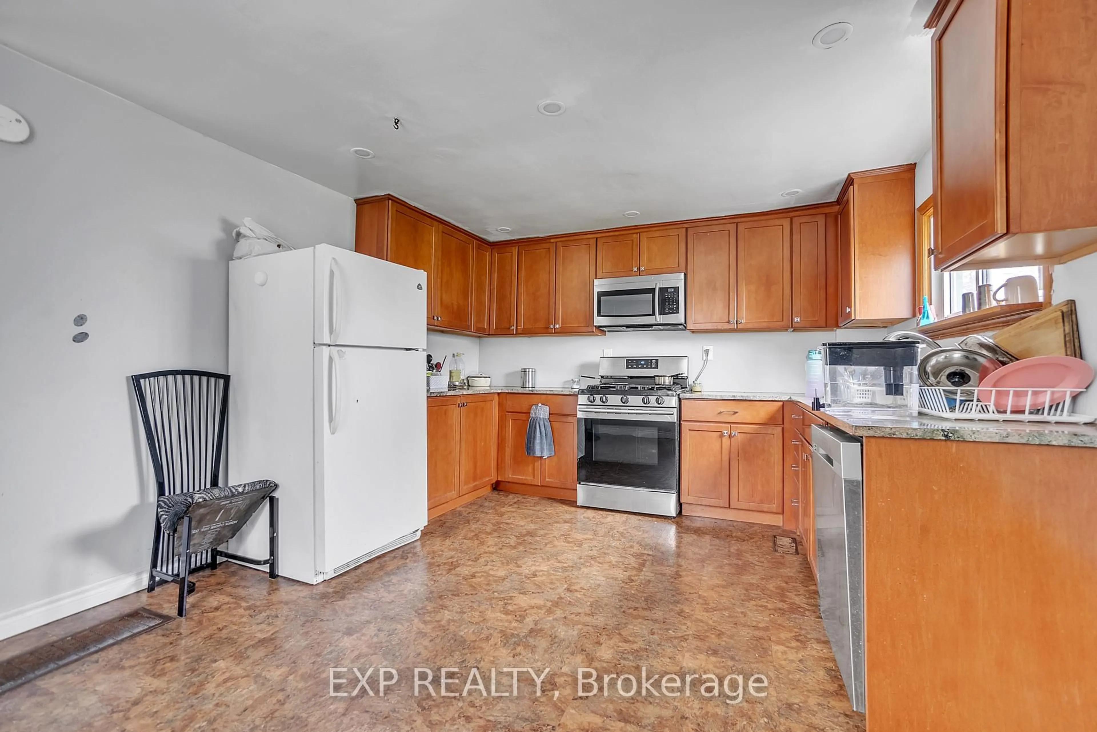 Standard kitchen, unknown for 45 Purdy St, Belleville Ontario K8P 1Y8