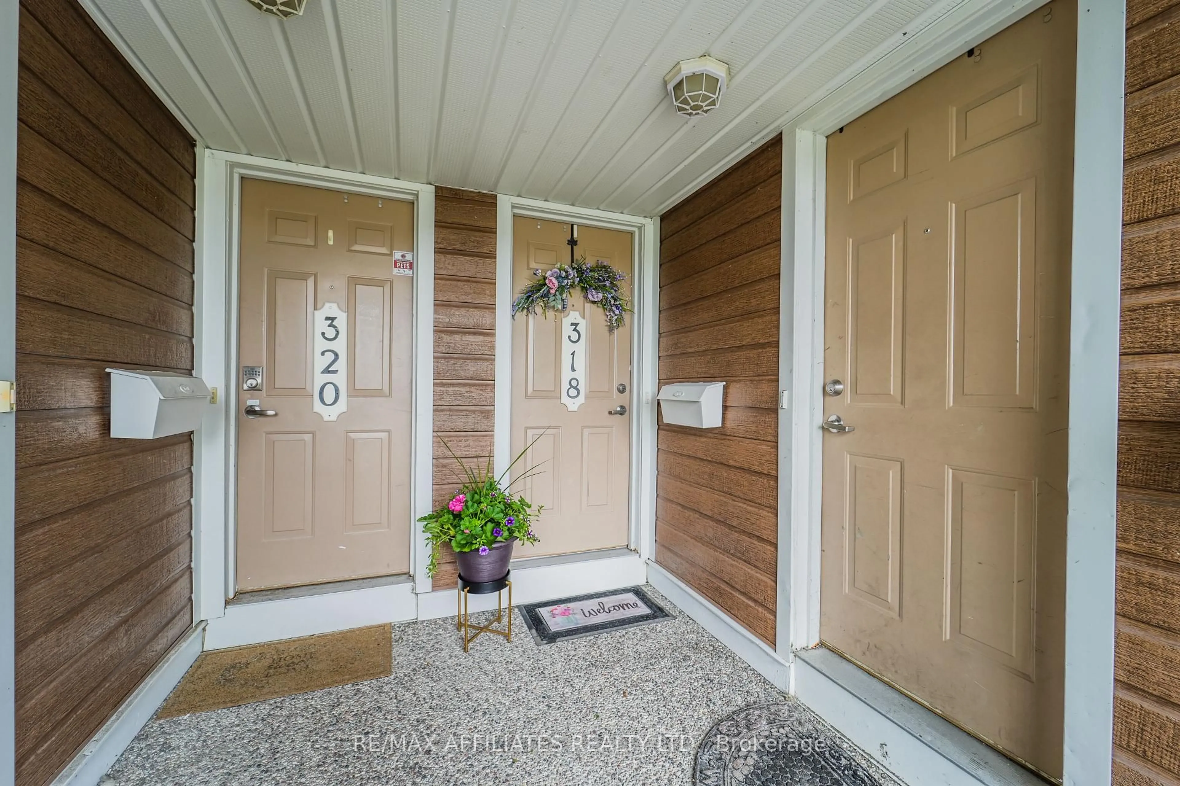 Indoor entryway for 318 Crownridge Dr, Ottawa Ontario K2M 3A5