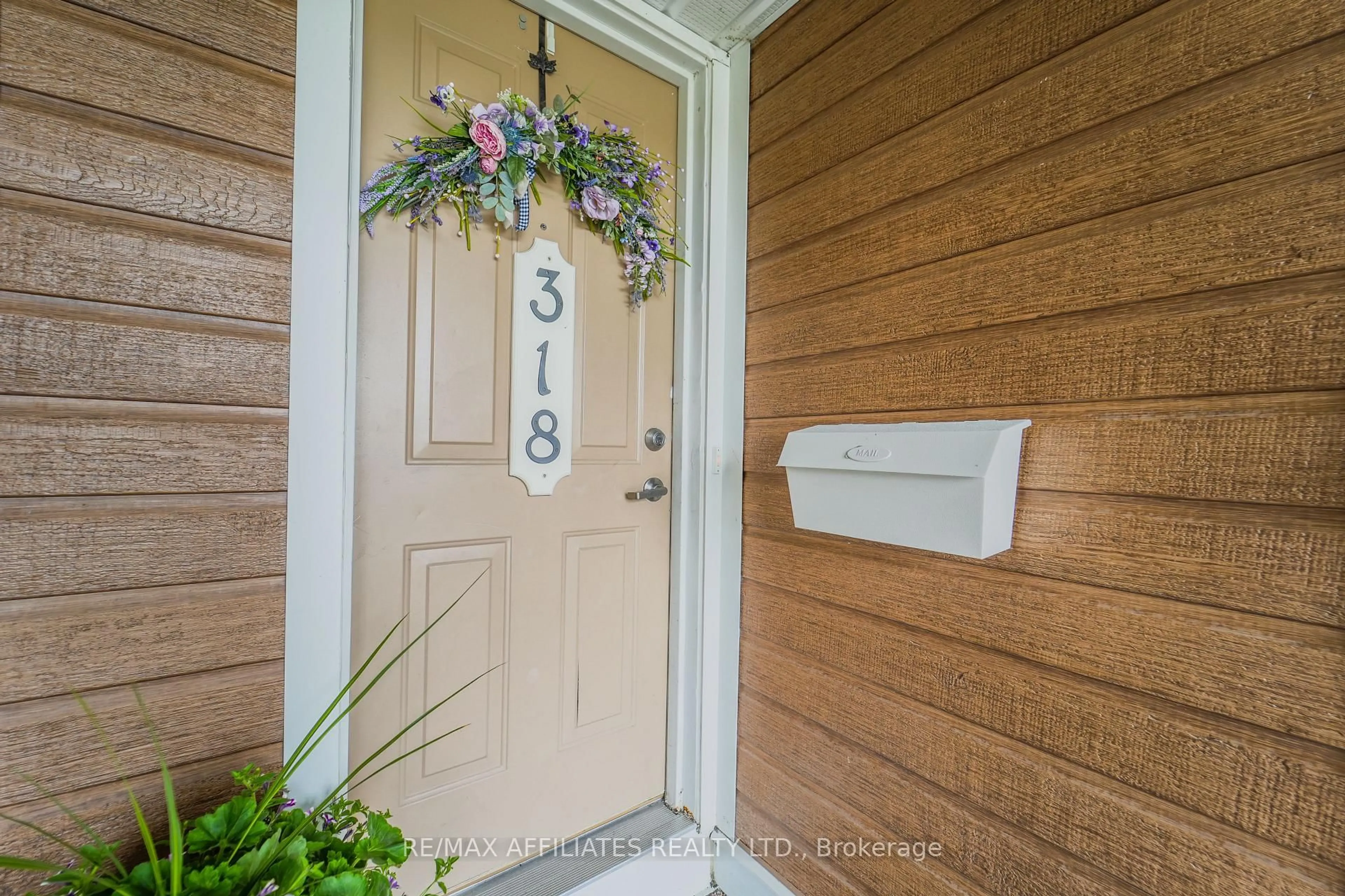 Indoor entryway for 318 Crownridge Dr, Ottawa Ontario K2M 3A5