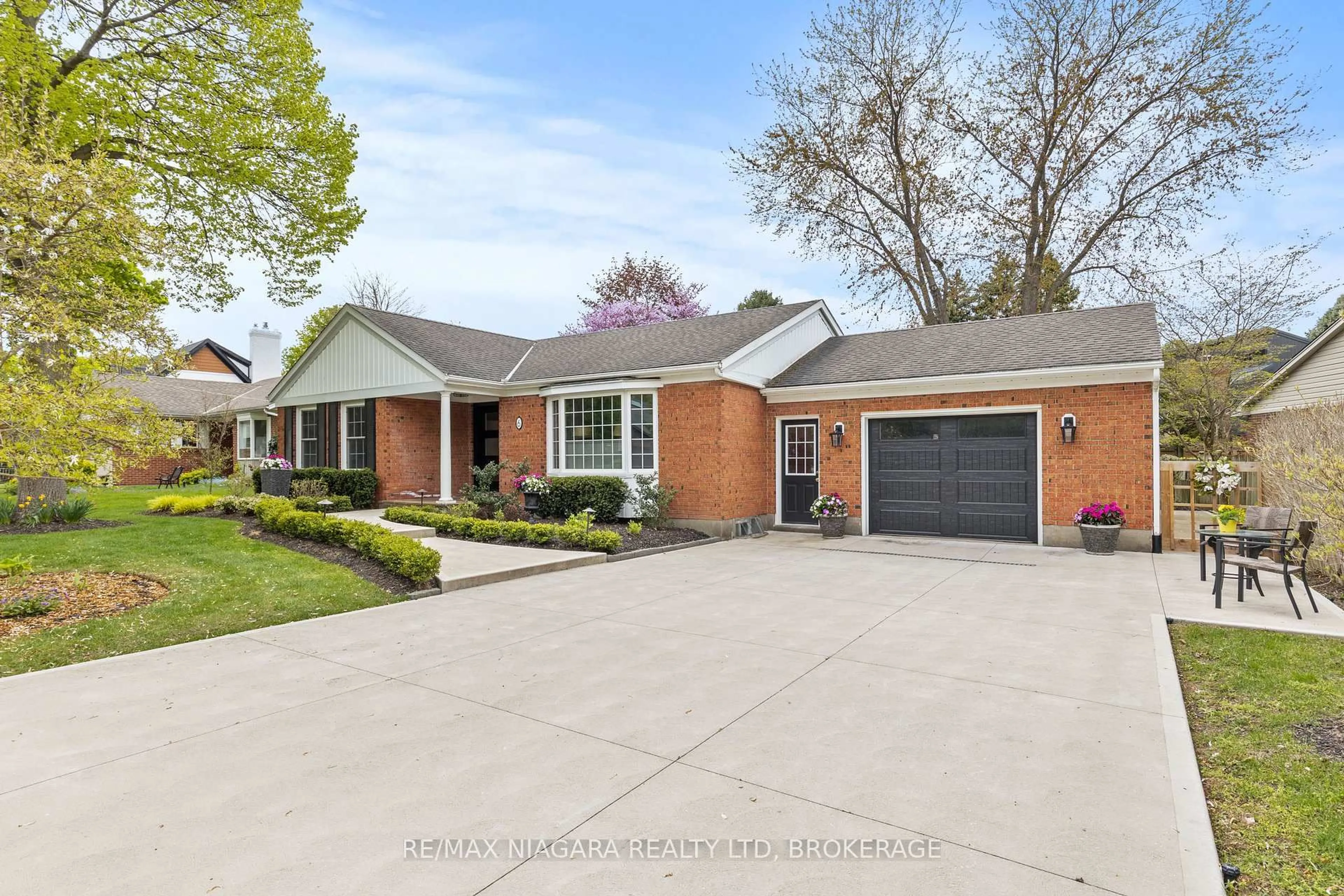 Home with brick exterior material, street for 6 THE PROMENADE N/A, Niagara-on-the-Lake Ontario L0S 1J0