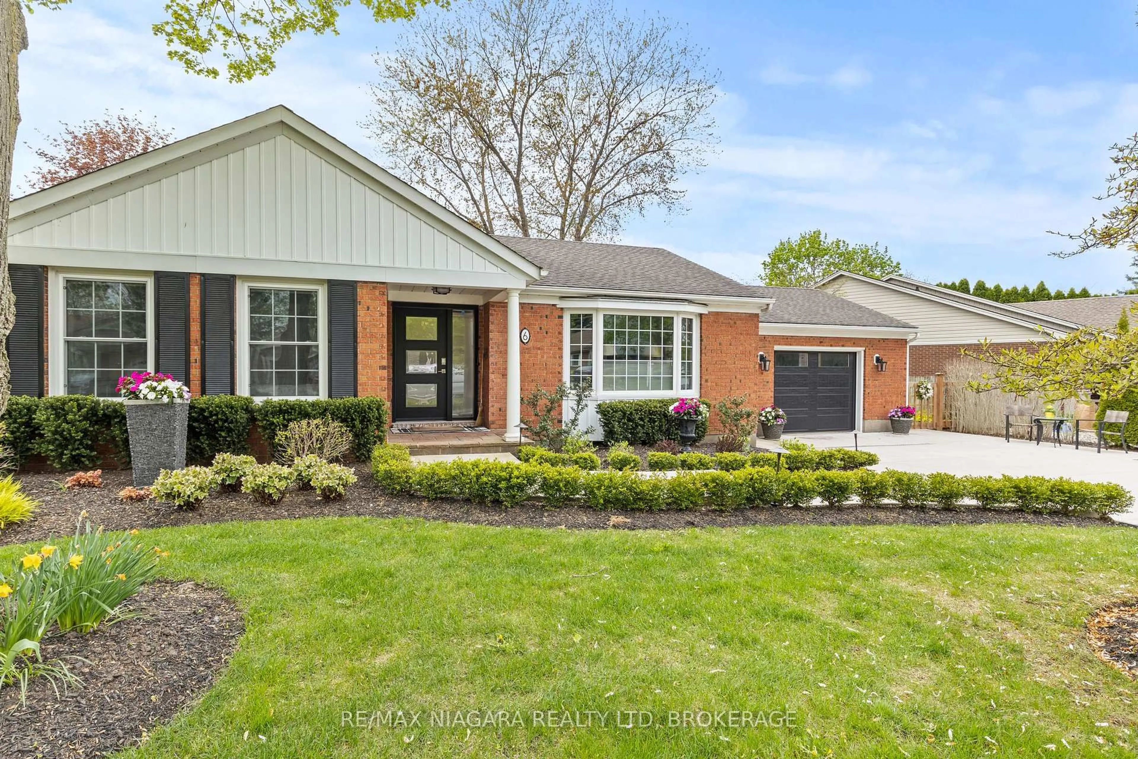 Home with brick exterior material, street for 6 THE PROMENADE N/A, Niagara-on-the-Lake Ontario L0S 1J0