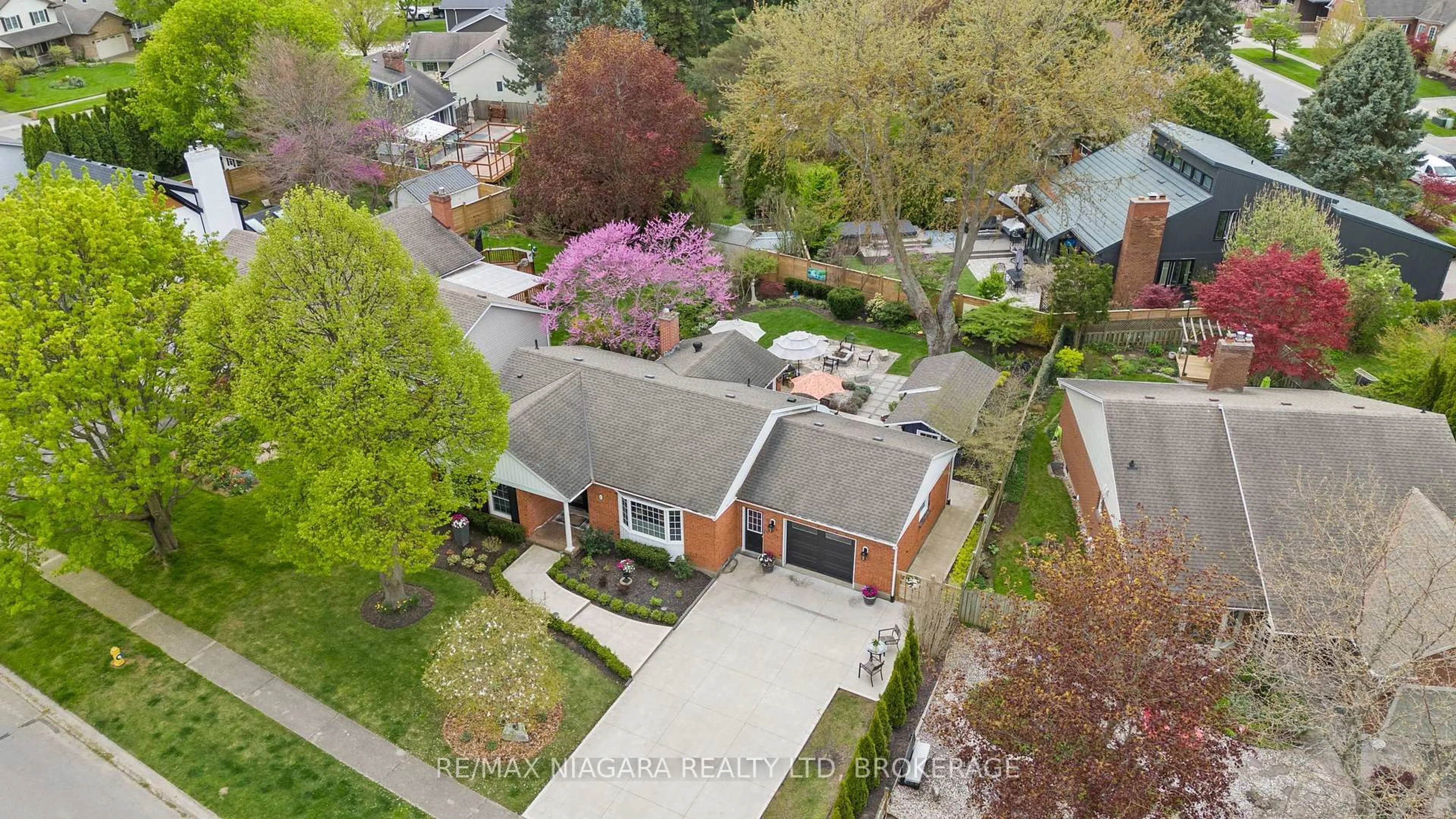A pic from outside/outdoor area/front of a property/back of a property/a pic from drone, street for 6 THE PROMENADE N/A, Niagara-on-the-Lake Ontario L0S 1J0