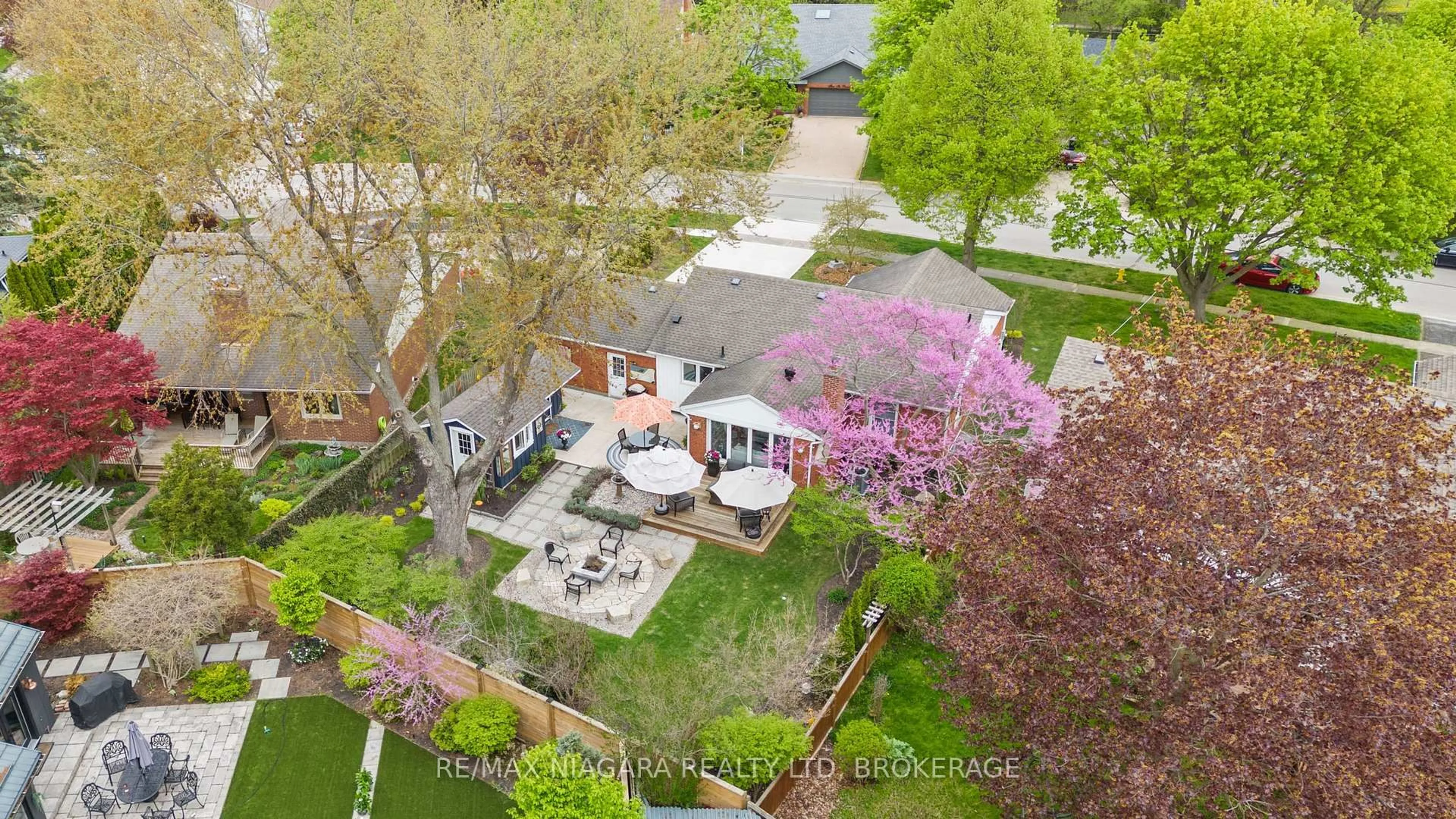 A pic from outside/outdoor area/front of a property/back of a property/a pic from drone, street for 6 THE PROMENADE N/A, Niagara-on-the-Lake Ontario L0S 1J0