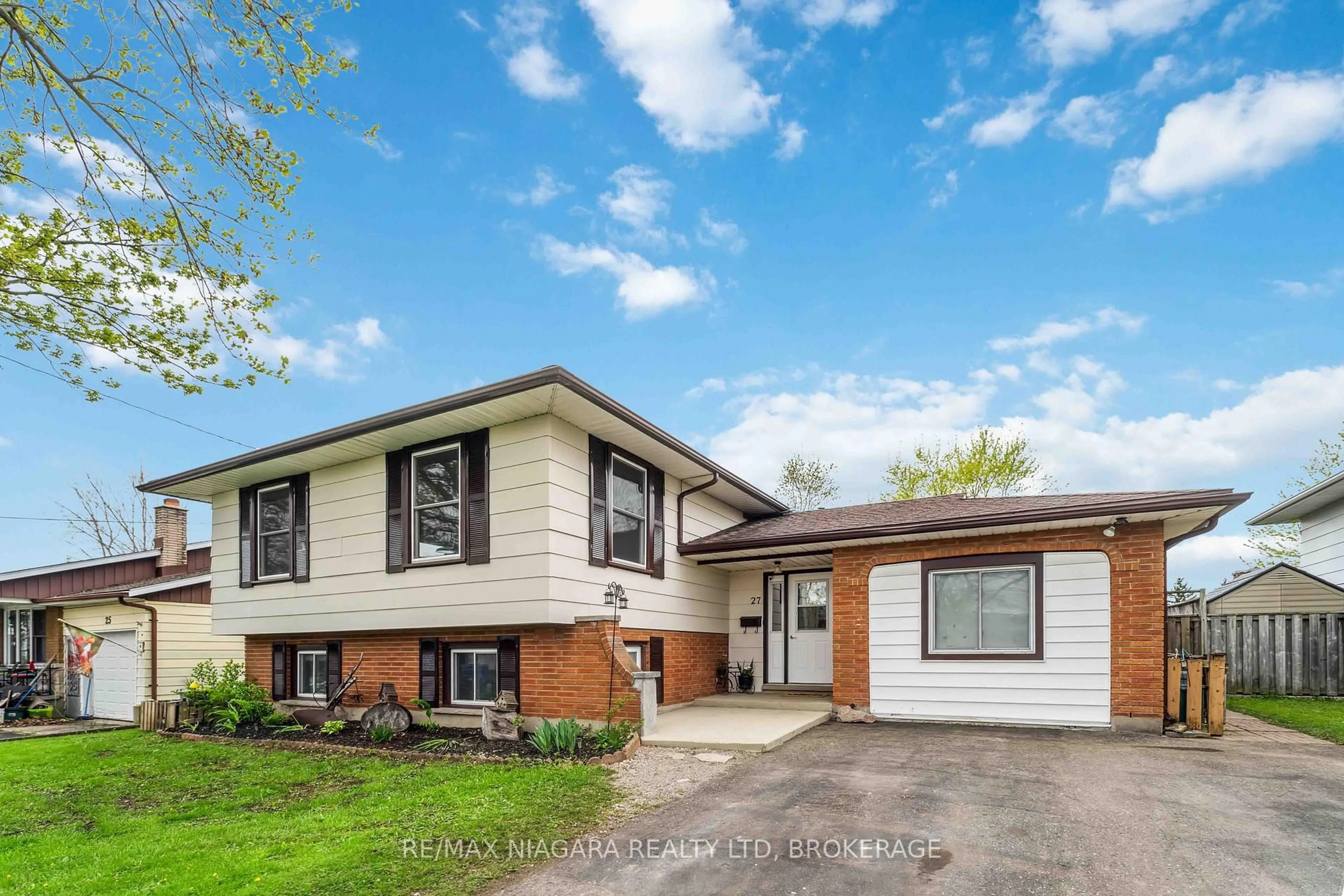 Home with vinyl exterior material, street for 27 Madison St, Fort Erie Ontario L2A 3Z7