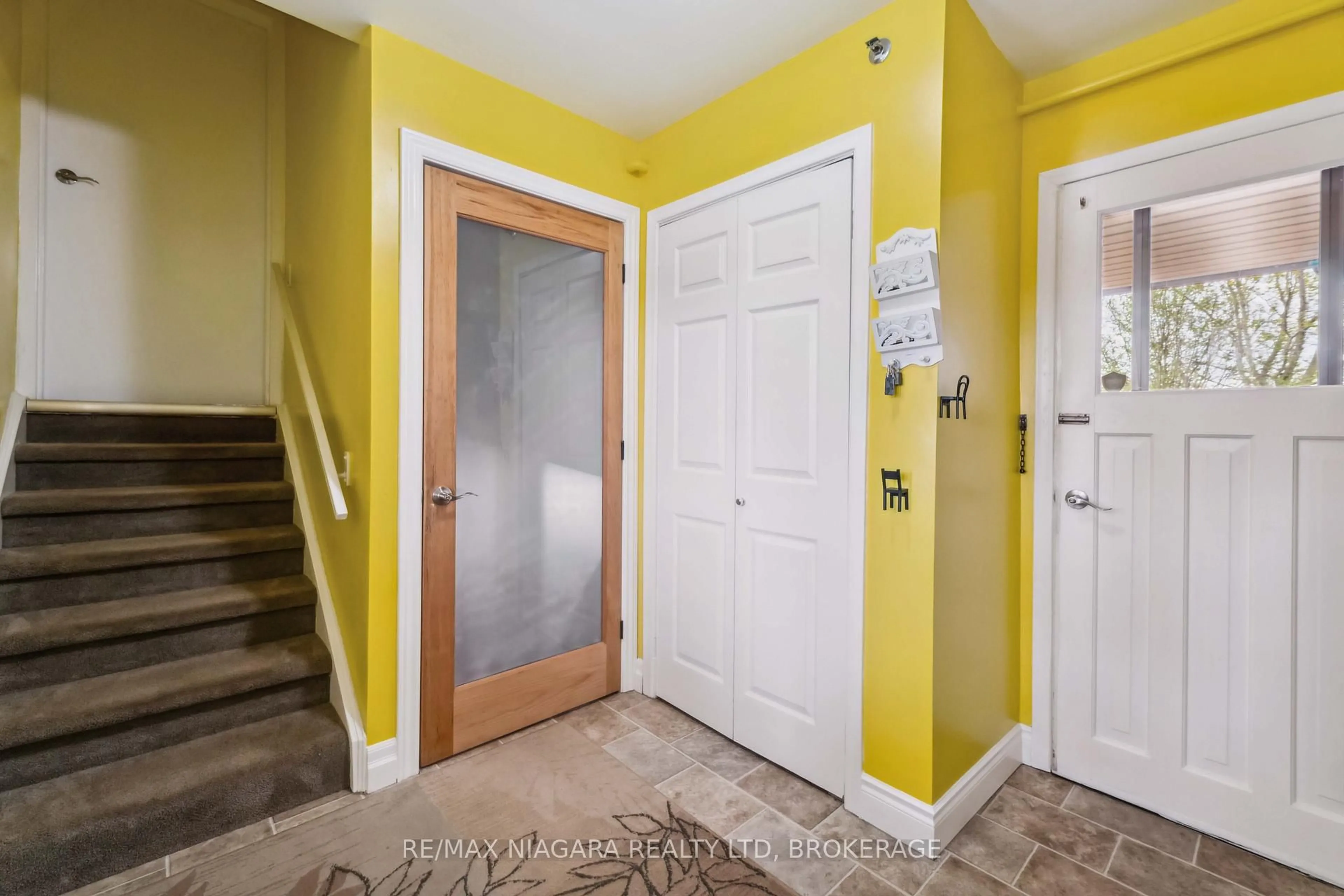 Indoor entryway for 27 Madison St, Fort Erie Ontario L2A 3Z7