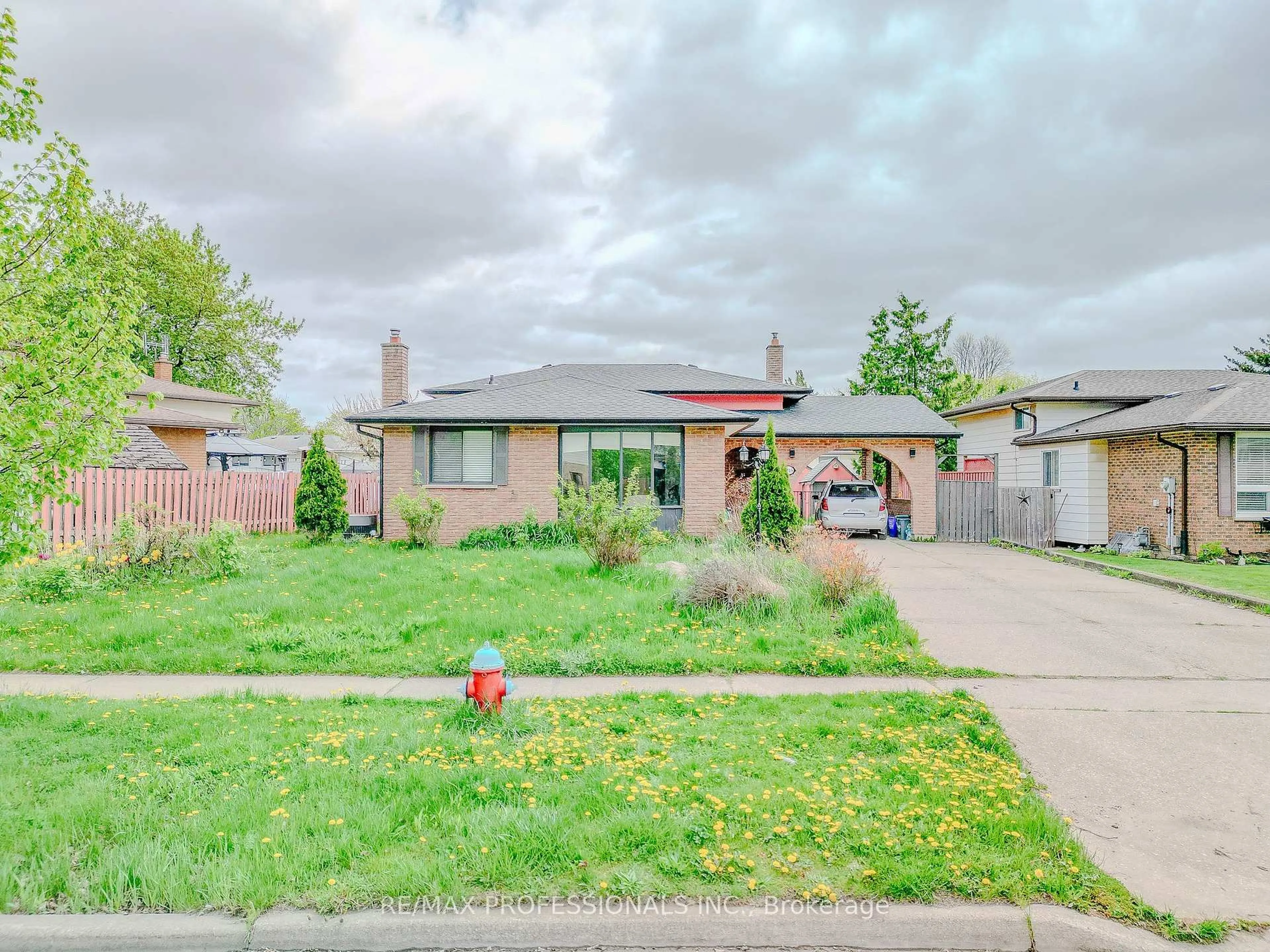 A pic from outside/outdoor area/front of a property/back of a property/a pic from drone, street for 7248 CASEY St, Niagara Falls Ontario L2J 3R2