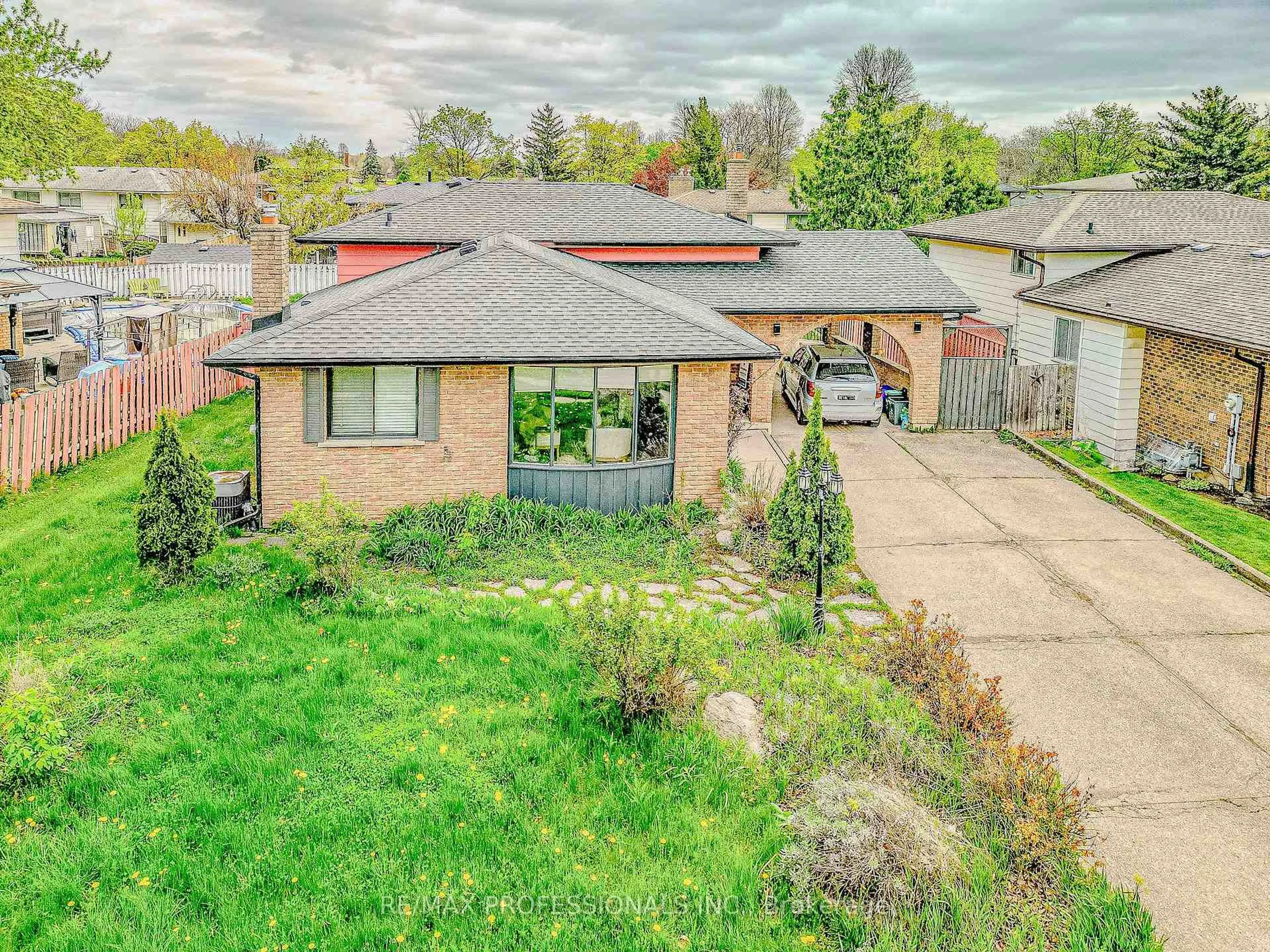 A pic from outside/outdoor area/front of a property/back of a property/a pic from drone, street for 7248 CASEY St, Niagara Falls Ontario L2J 3R2