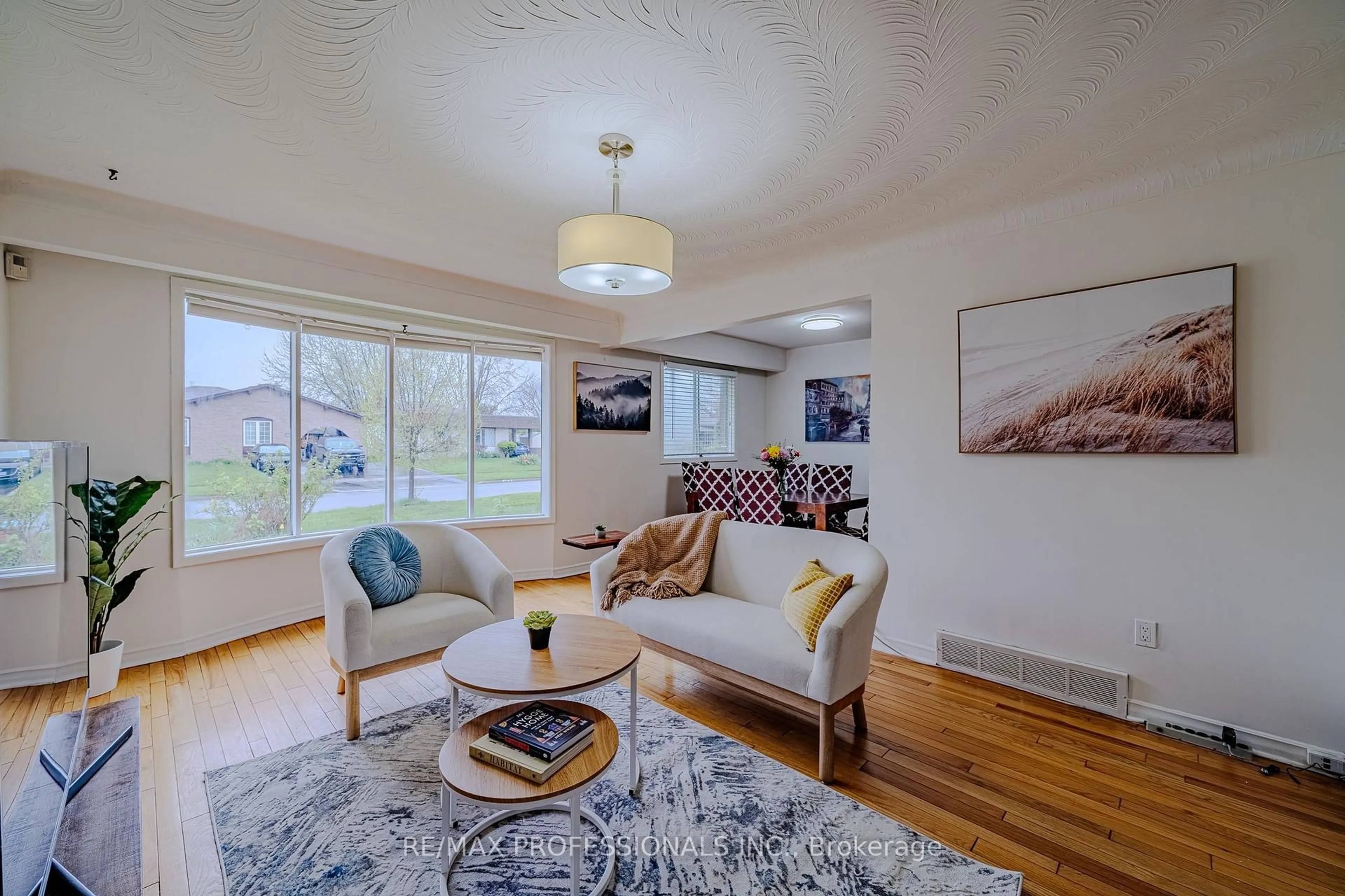 Living room with furniture, unknown for 7248 CASEY St, Niagara Falls Ontario L2J 3R2