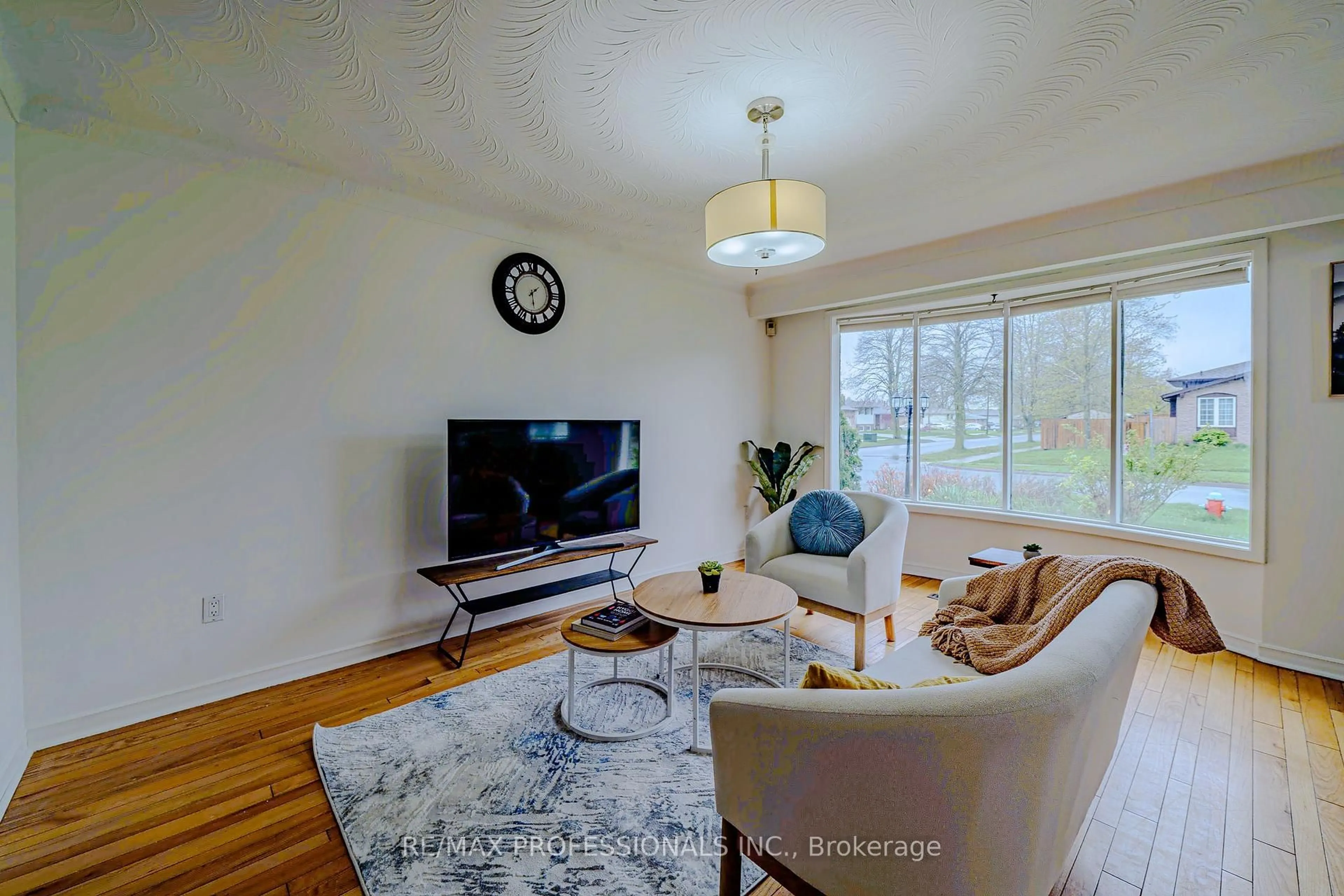 Living room with furniture, wood/laminate floor for 7248 CASEY St, Niagara Falls Ontario L2J 3R2