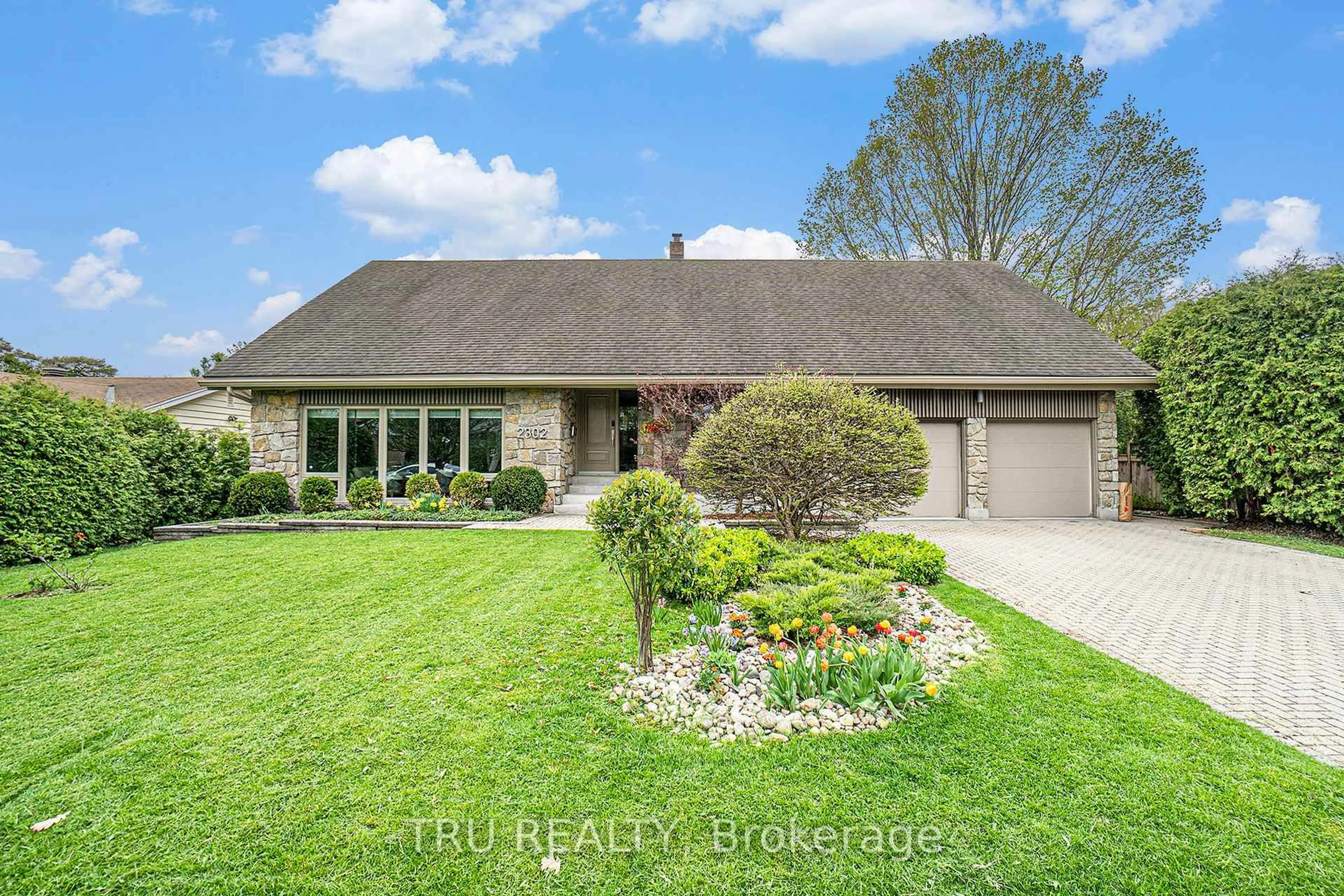A pic from outside/outdoor area/front of a property/back of a property/a pic from drone, street for 2302 Fox Cres, Ottawa Ontario K2B 7K6