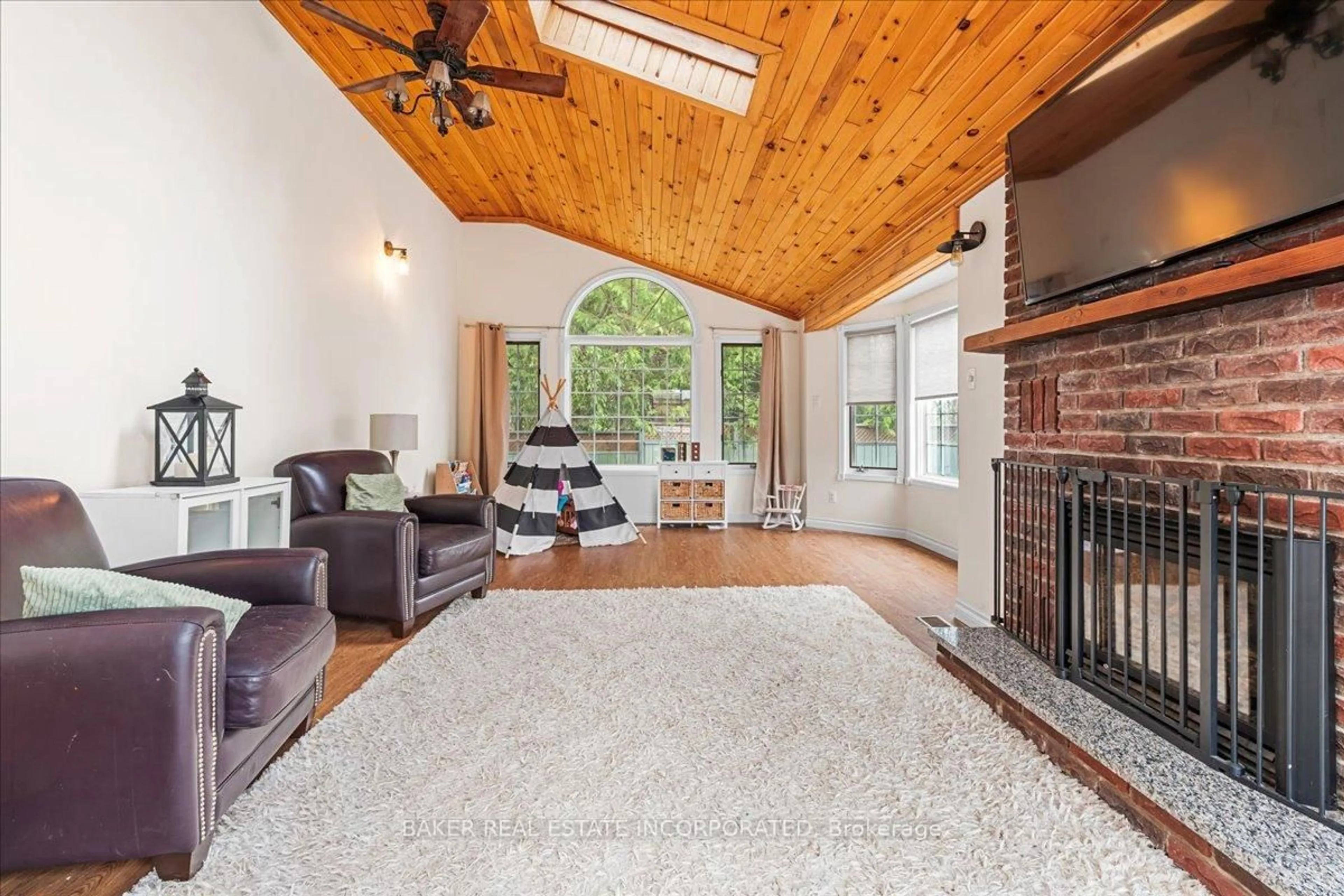 Living room with furniture, unknown for 8 Lakeview Hts, Brighton Ontario K0K 1H0