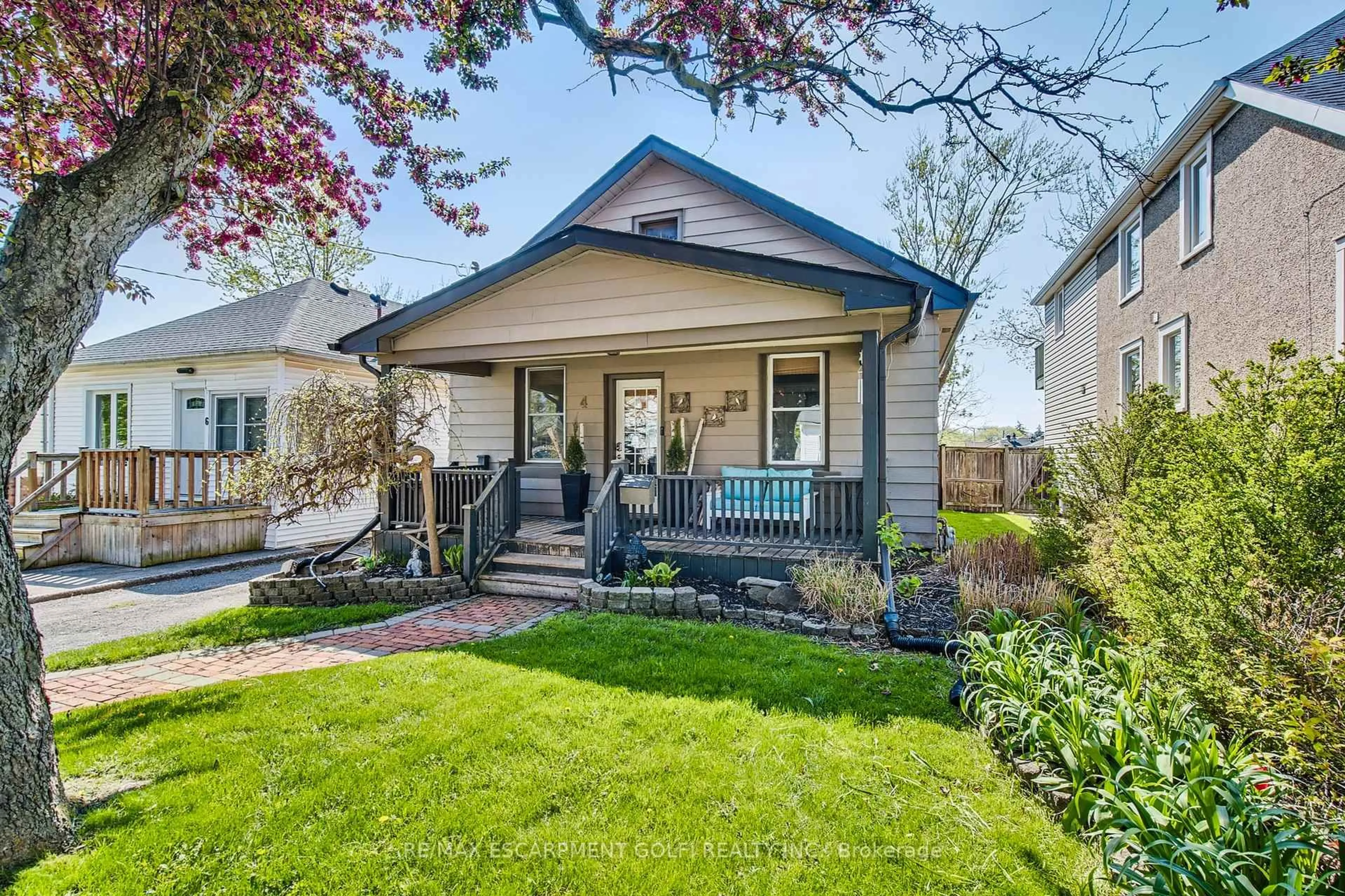 Home with vinyl exterior material, street for 4 Ravine Rd, St. Catharines Ontario L2P 3A7