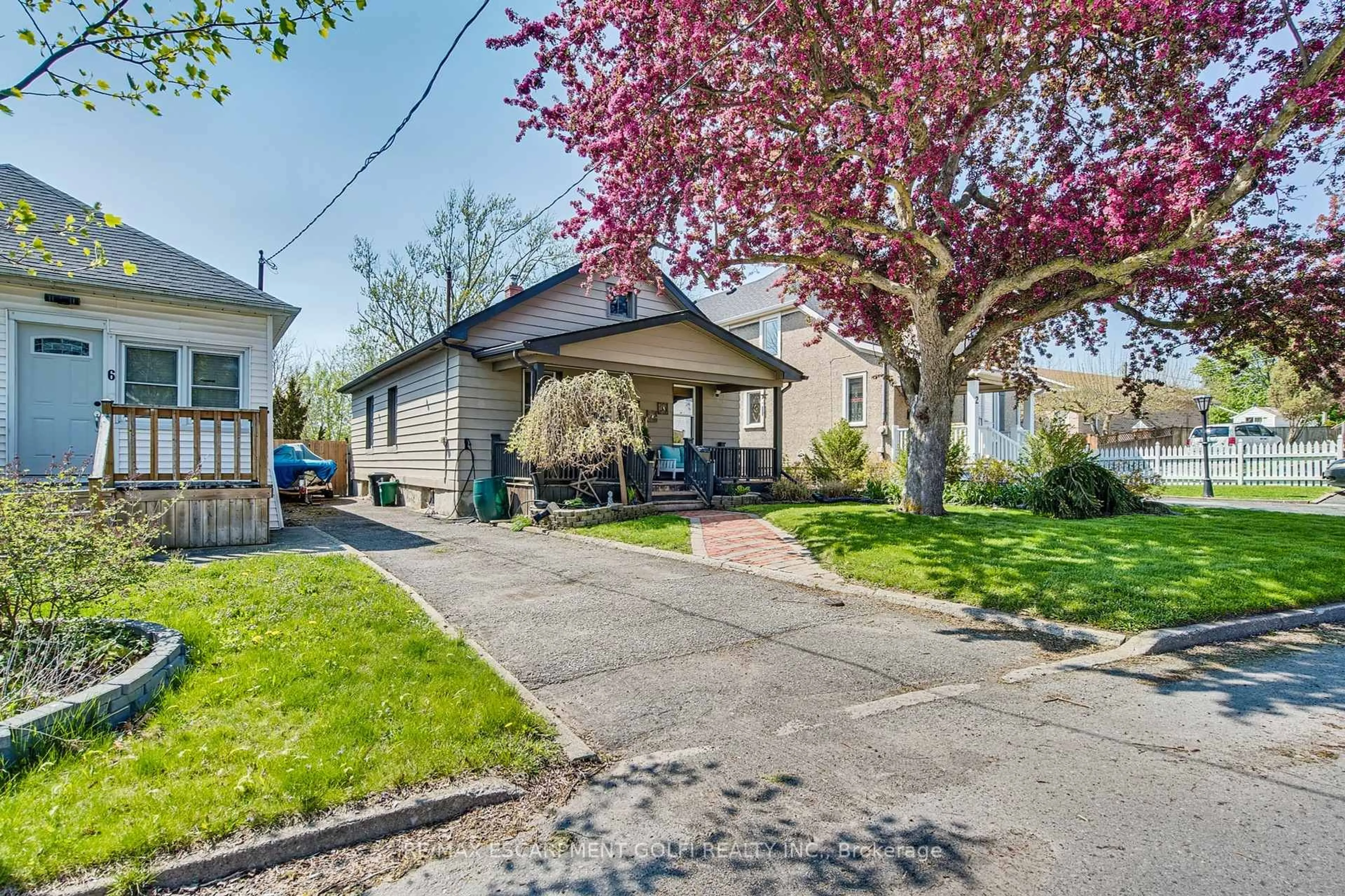 Patio, street for 4 Ravine Rd, St. Catharines Ontario L2P 3A7