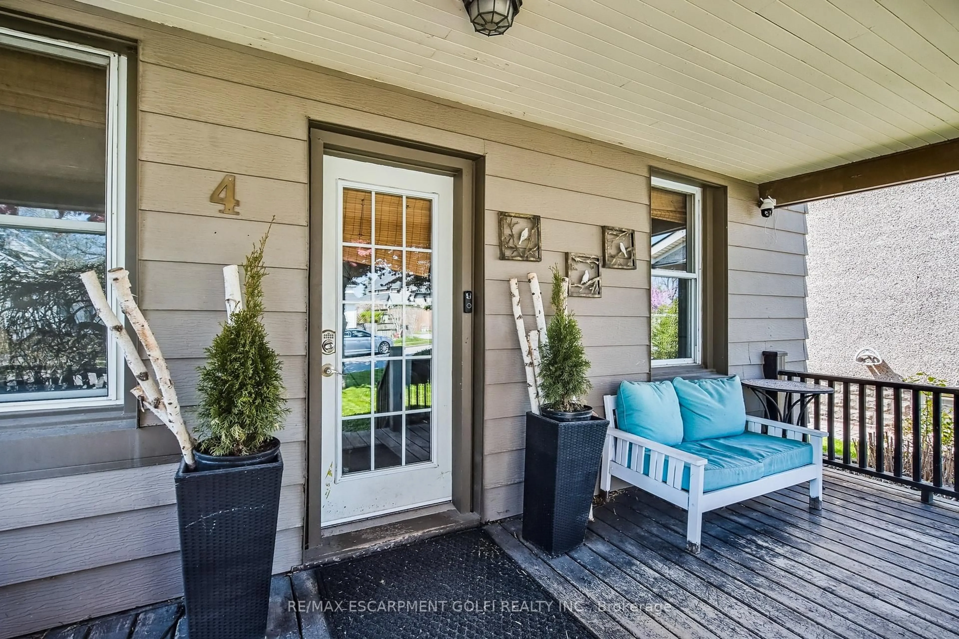 Indoor entryway for 4 Ravine Rd, St. Catharines Ontario L2P 3A7