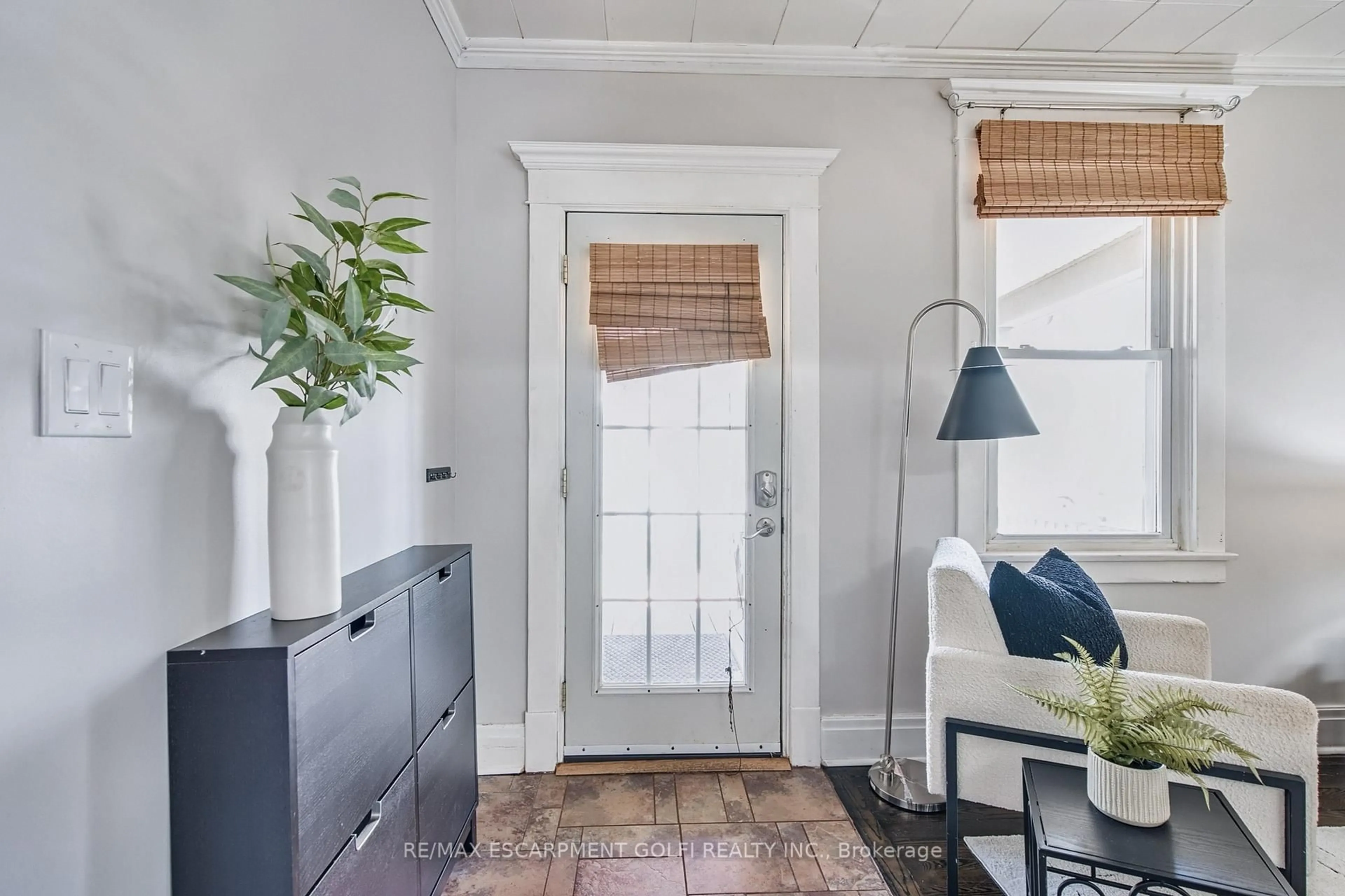 Indoor entryway for 4 Ravine Rd, St. Catharines Ontario L2P 3A7