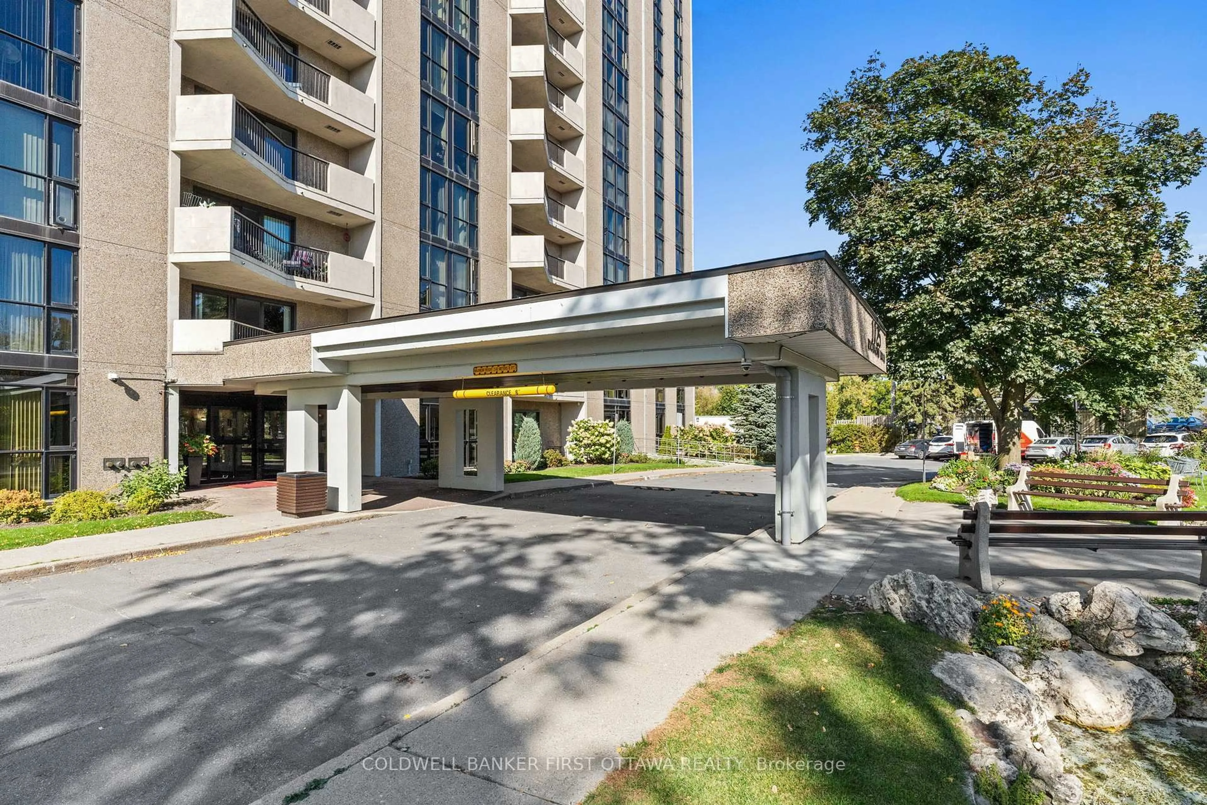 Indoor foyer for 1025 Richmond Rd #607, Ottawa Ontario K2B 8G8