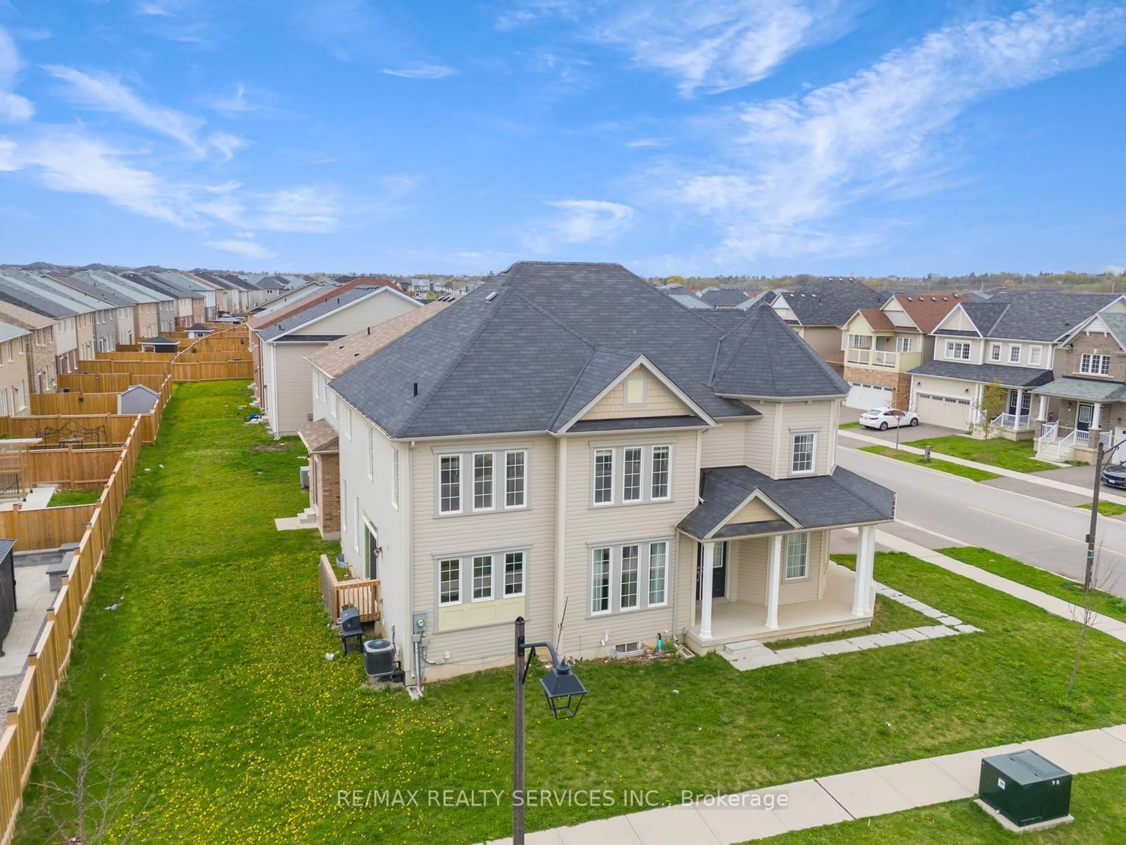 A pic from outside/outdoor area/front of a property/back of a property/a pic from drone, street for 1 Munro Circ, Brantford Ontario N3T 0R2