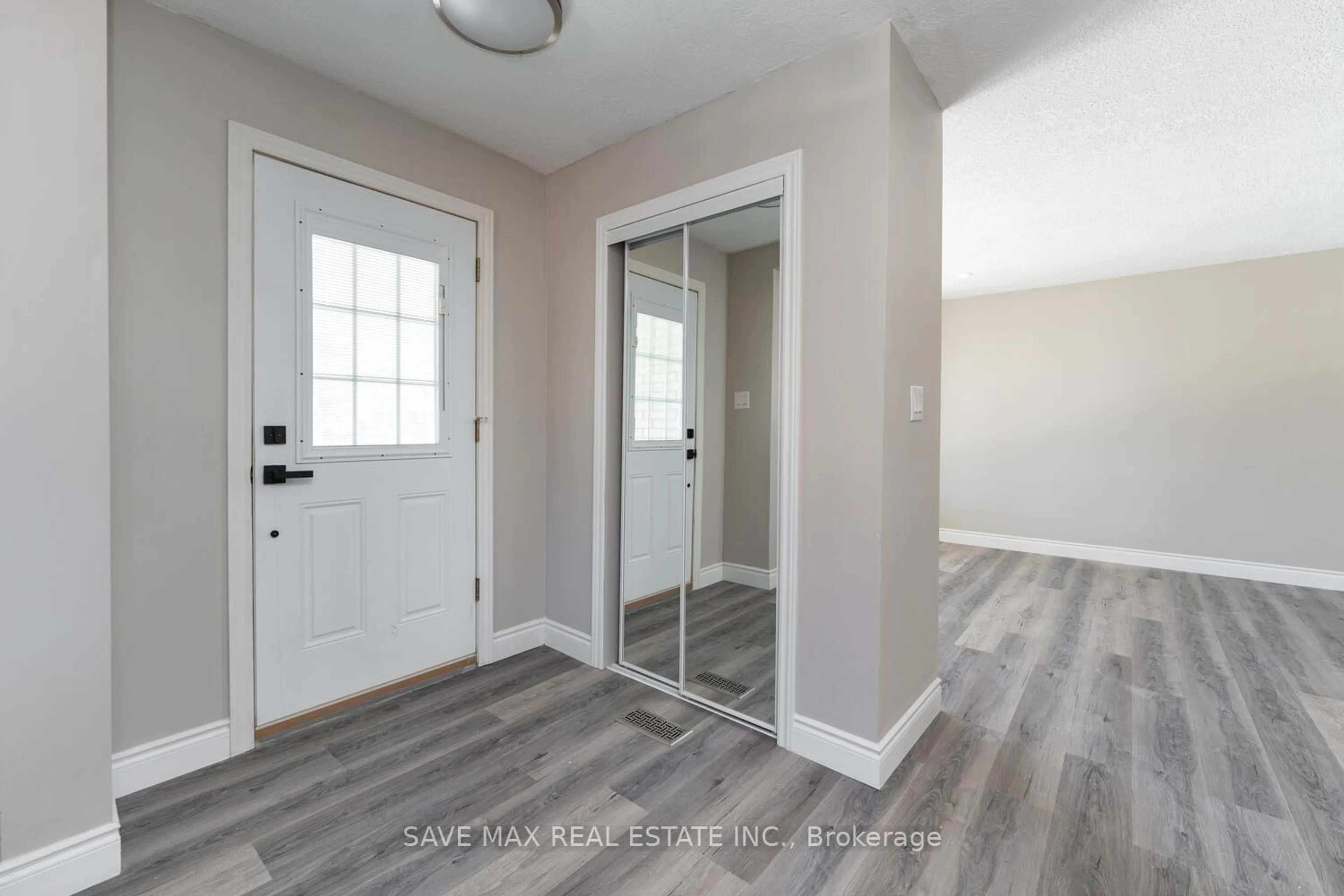 Indoor entryway for 34 Garland Pl, Hamilton Ontario L8G 2E6