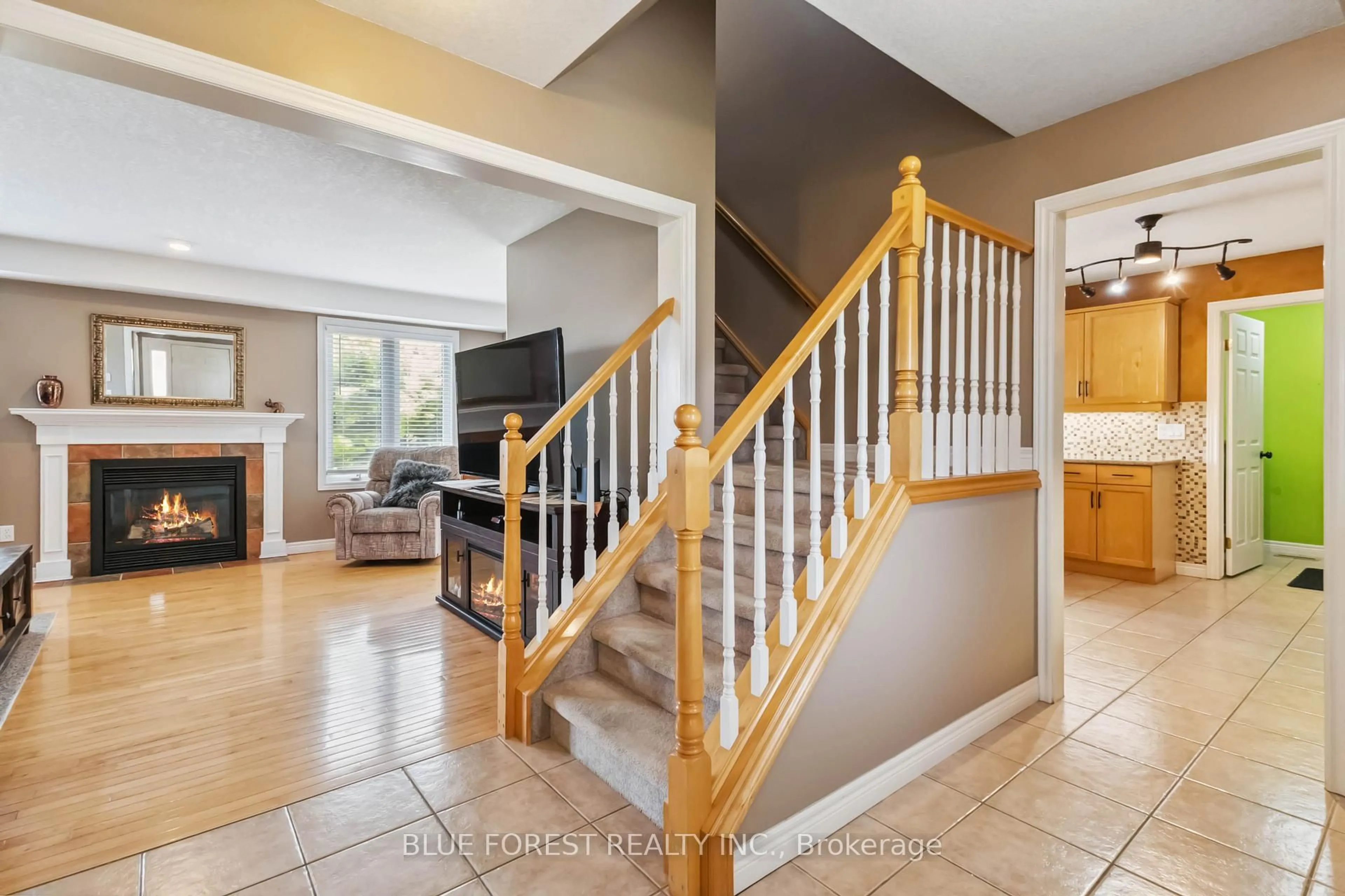 Indoor entryway for 1 Riverbank Dr, St. Thomas Ontario N5P 4M5