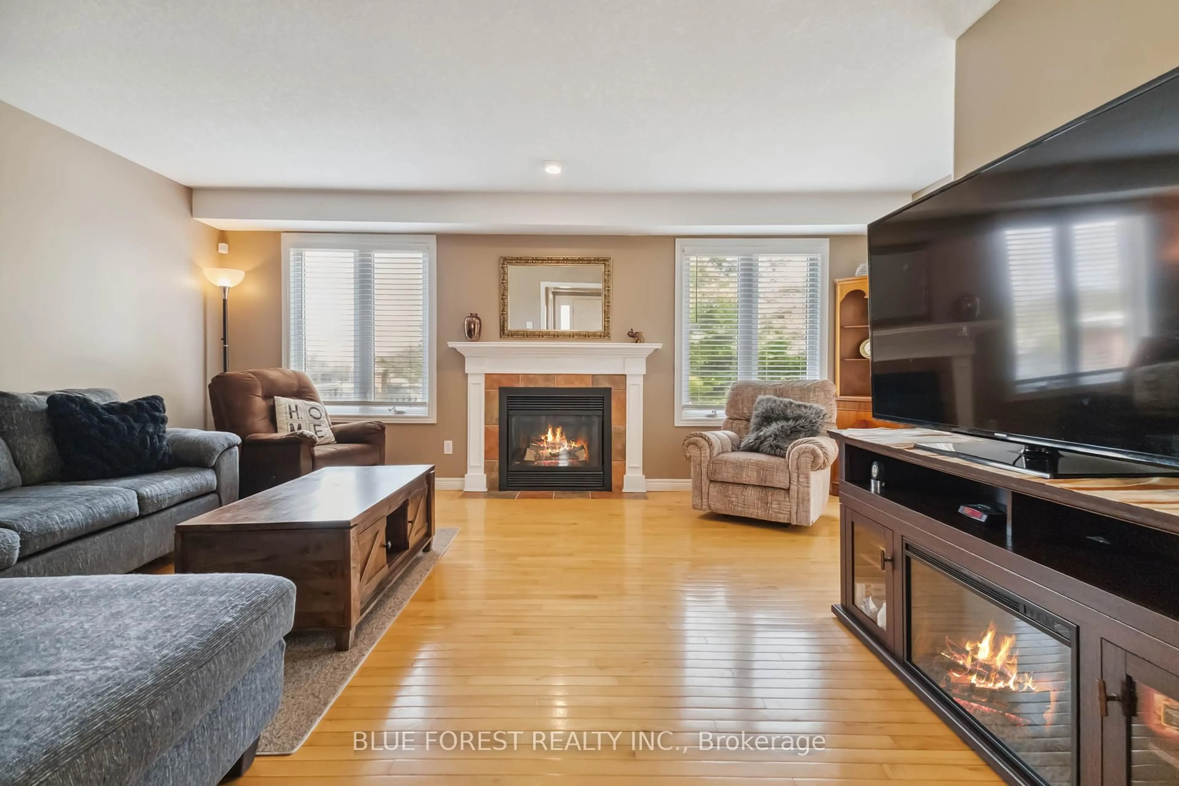 Living room with furniture, wood/laminate floor for 1 Riverbank Dr, St. Thomas Ontario N5P 4M5