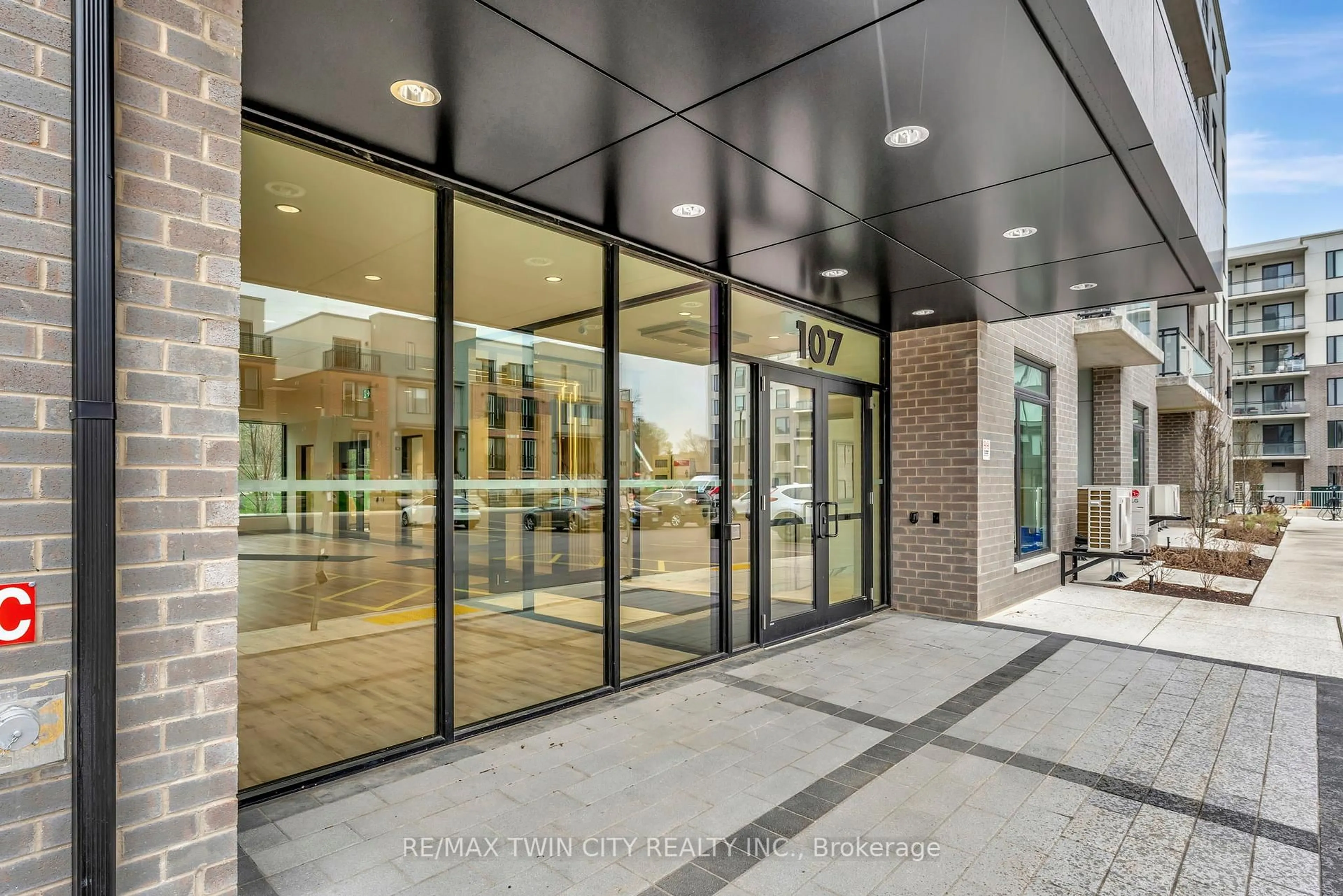 Indoor foyer for 107 Roger St #101, Waterloo Ontario N2J 1A4