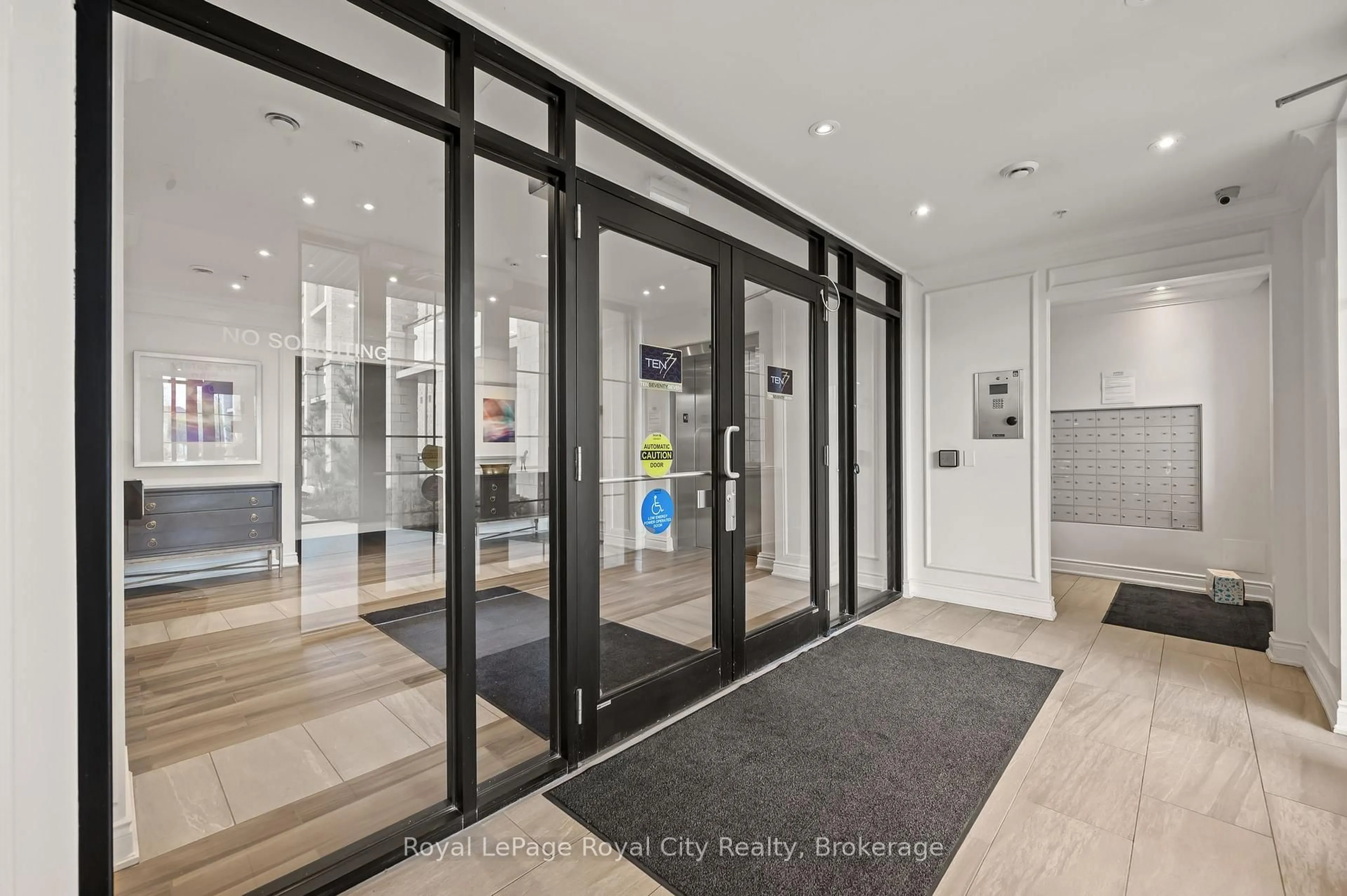 Indoor entryway for 1077 Gordon St #219, Guelph Ontario N1G 0E3