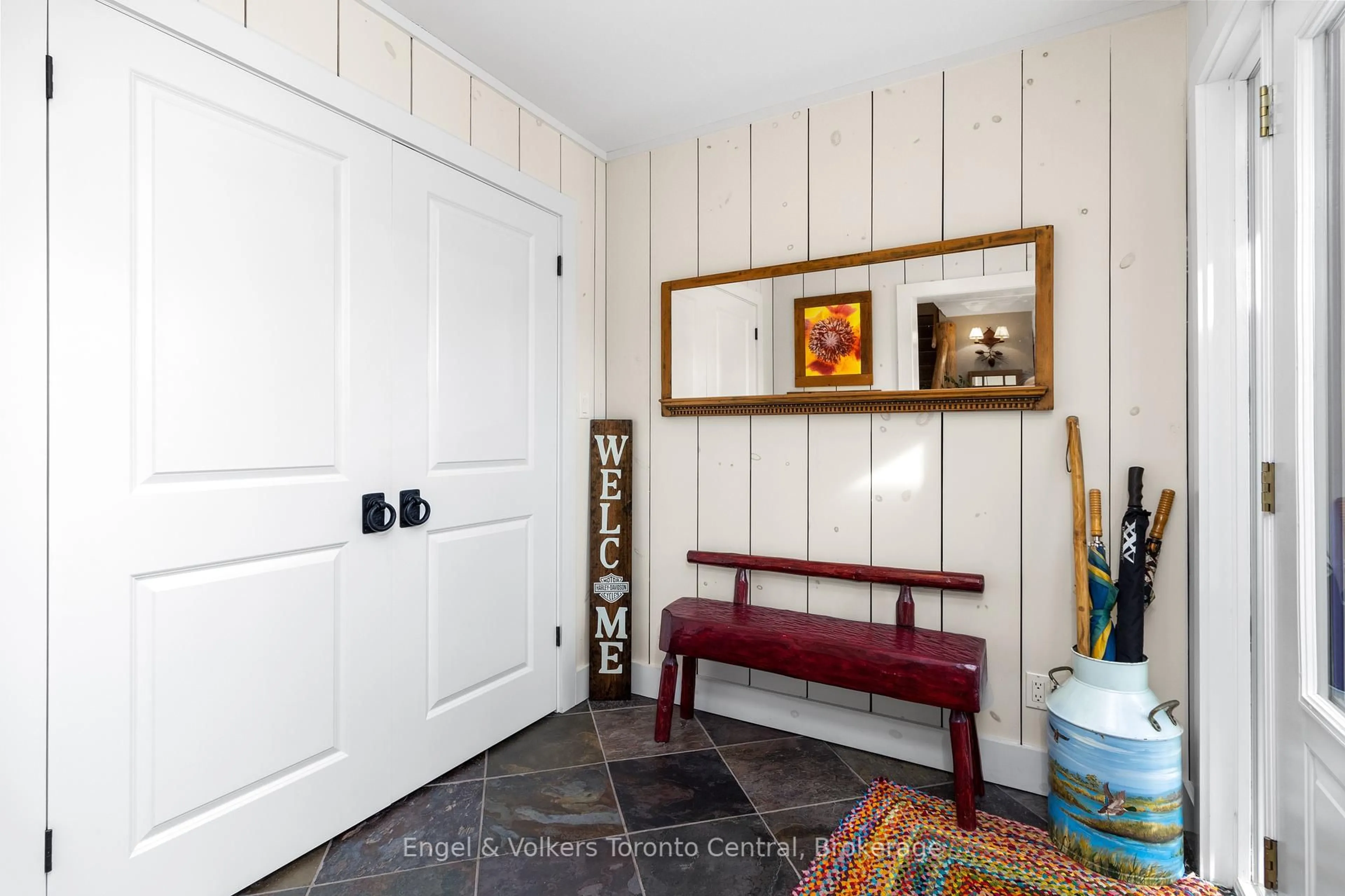 Indoor entryway for 125 Pioneer Lane, Blue Mountains Ontario L9Y 0M6