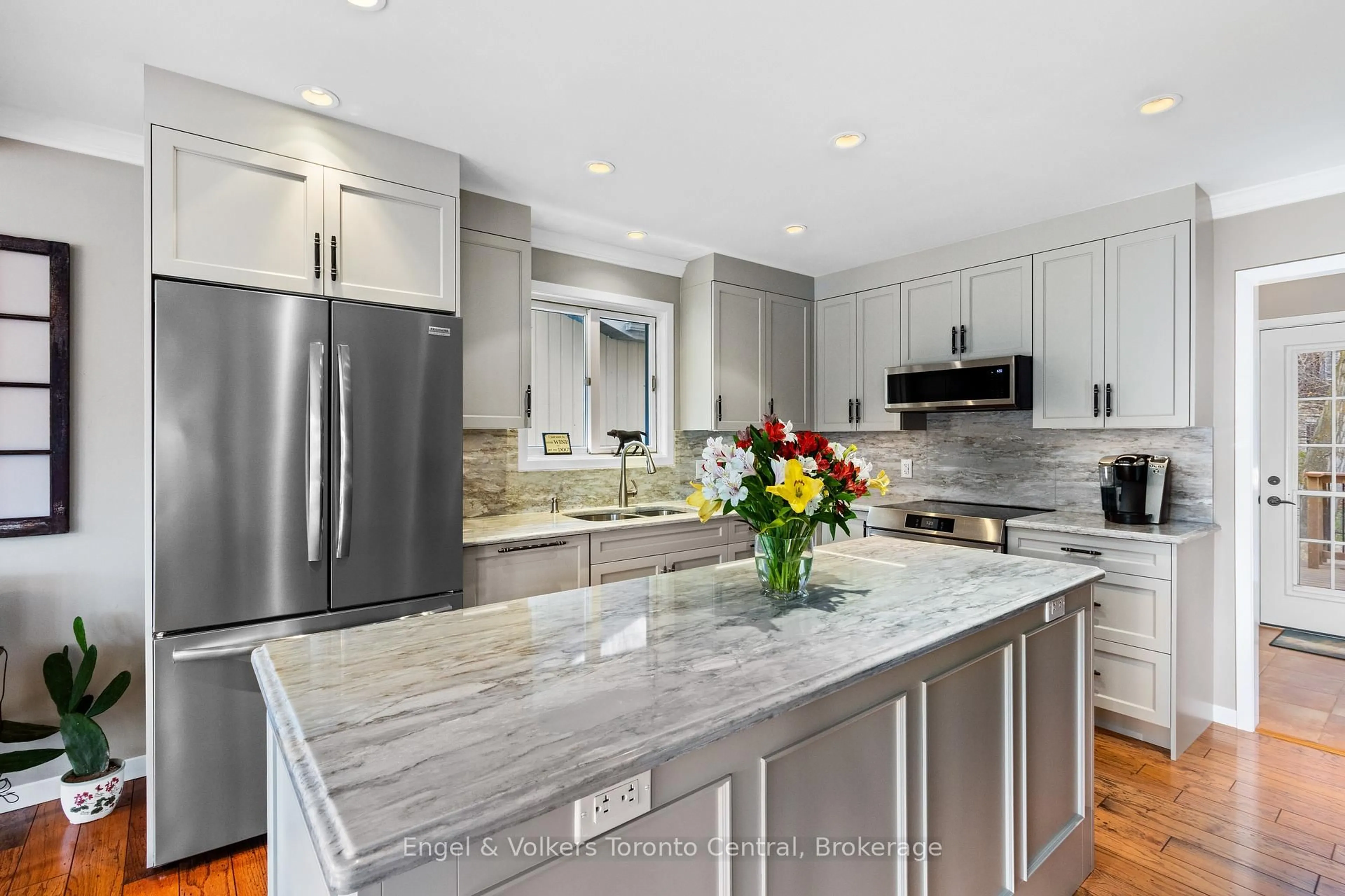 Contemporary kitchen, unknown for 125 Pioneer Lane, Blue Mountains Ontario L9Y 0M6