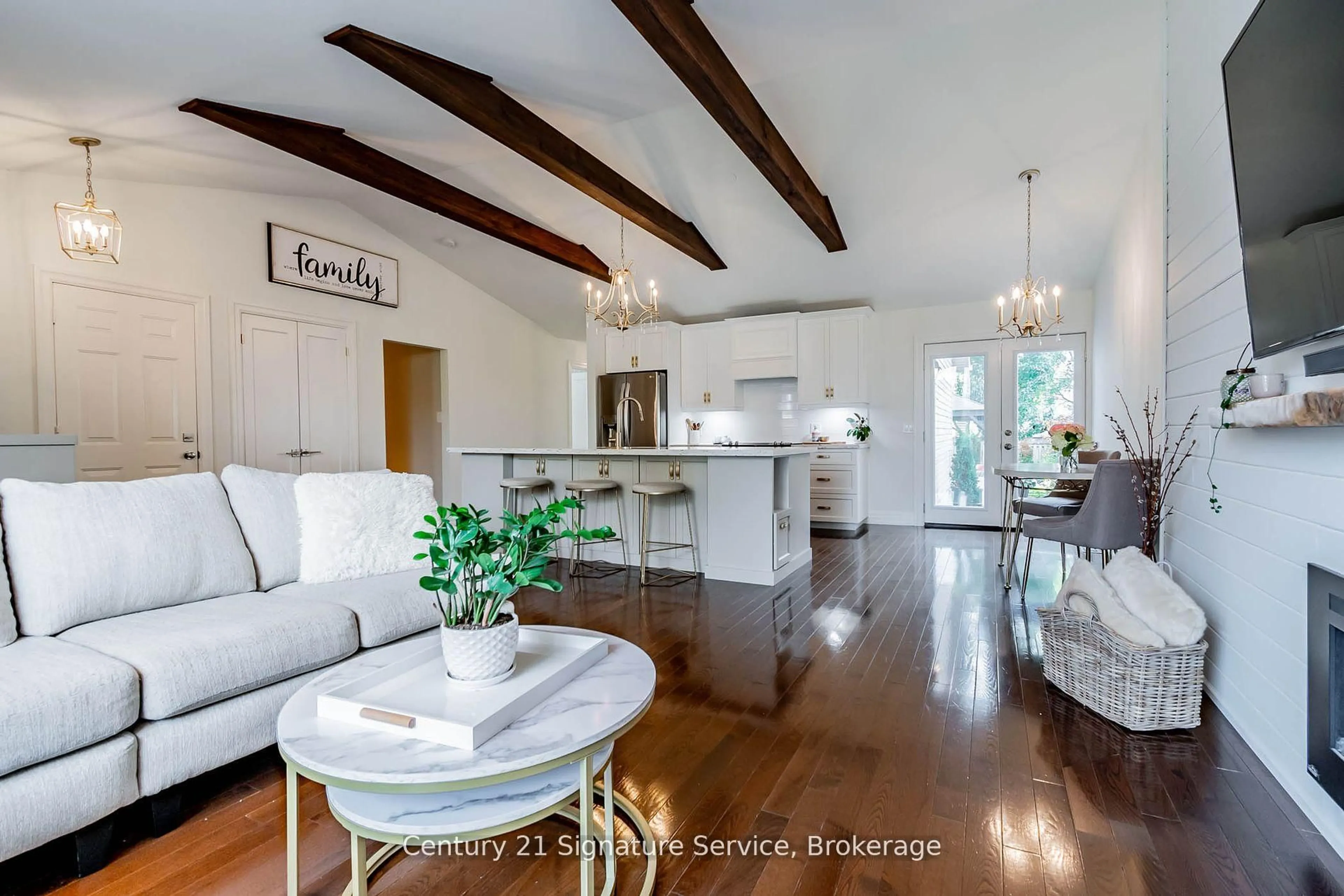 Open concept kitchen, wood/laminate floor for 5132 Meadowood Lane, Lincoln Ontario L0R 1B8