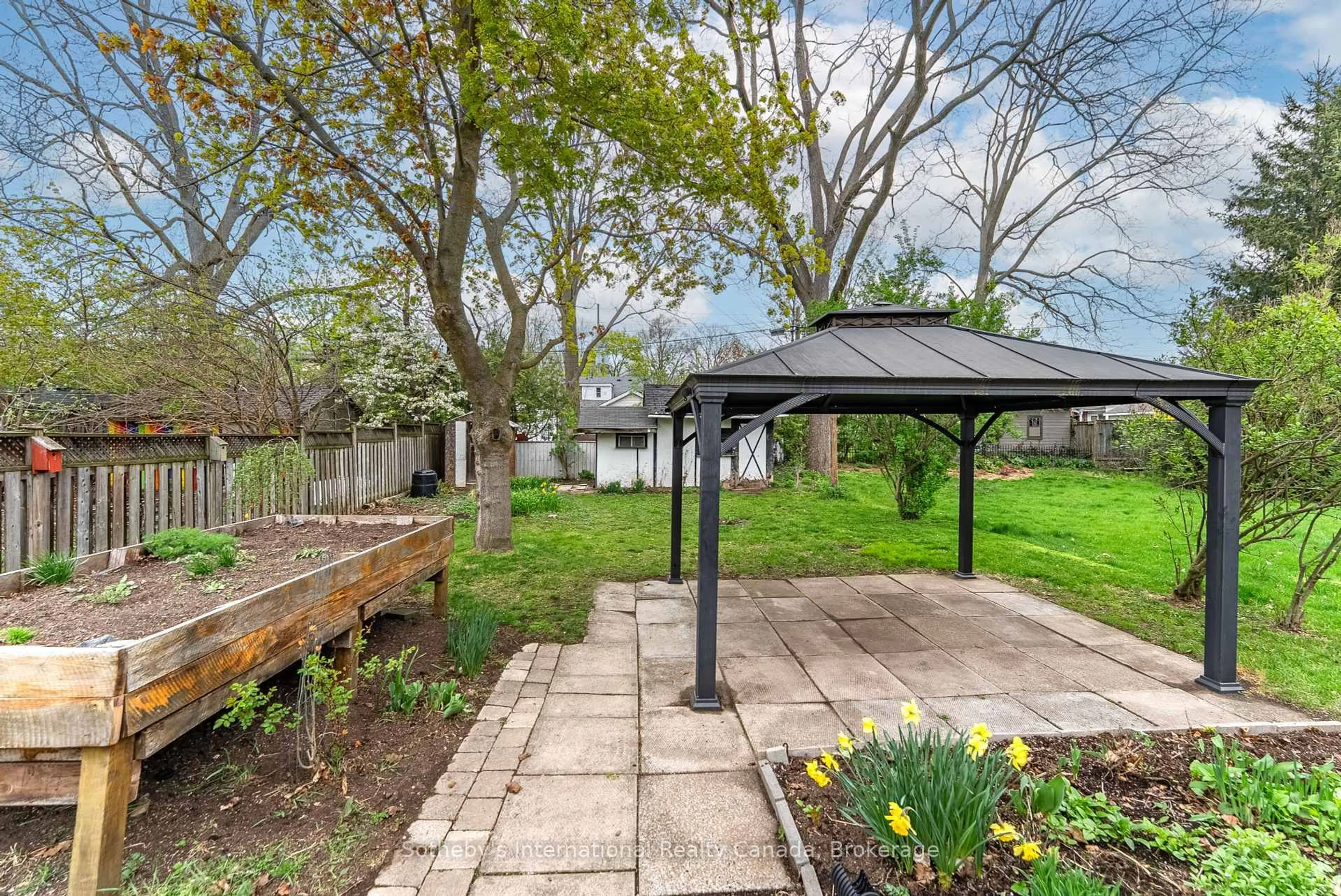 Patio, street for 255 Macnab St, Hamilton Ontario L9H 2K4