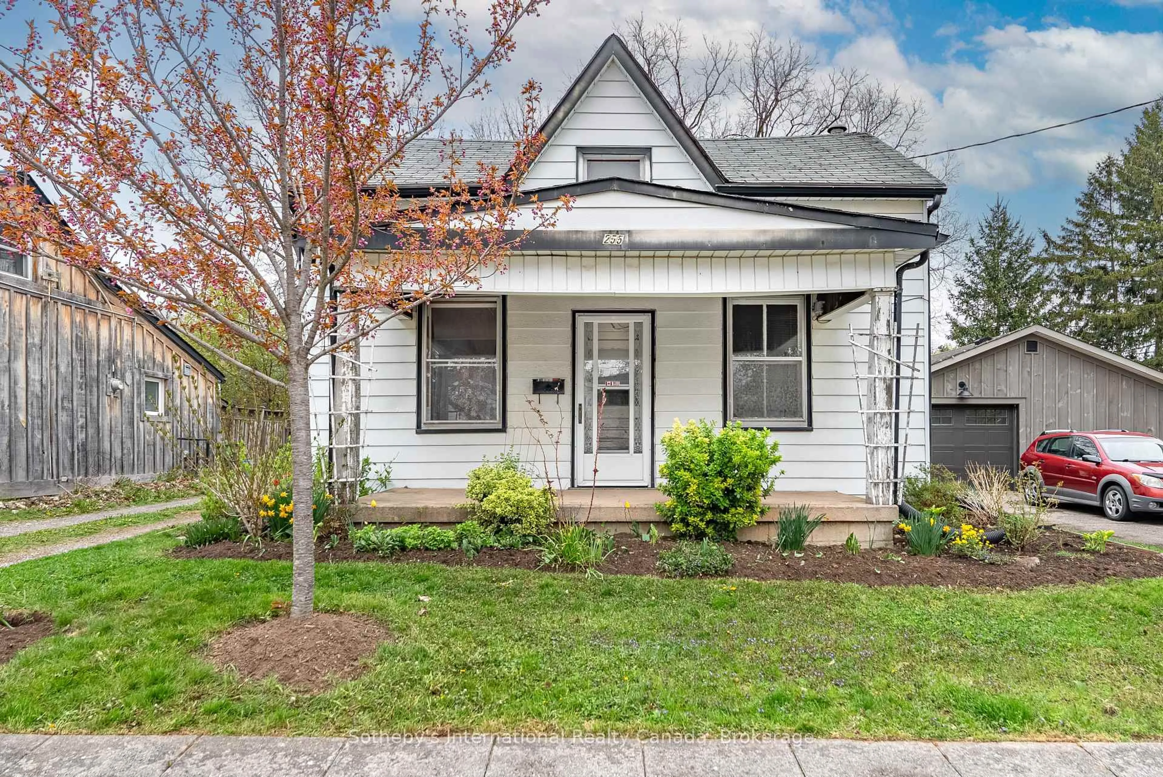 Home with vinyl exterior material, street for 255 Macnab St, Hamilton Ontario L9H 2K4