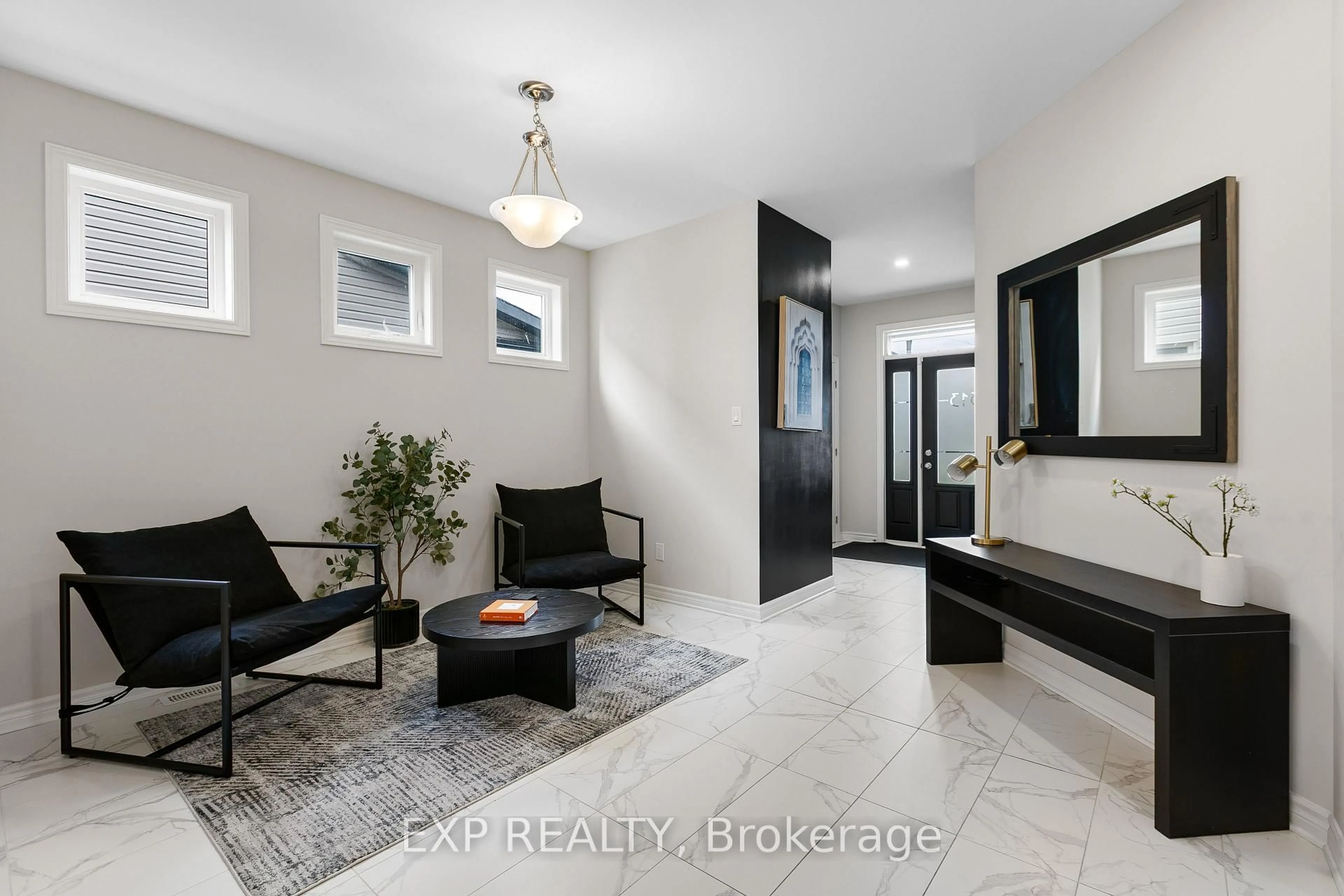 Indoor entryway for 513 Strasbourg St, Russell Ontario K0A 1W0