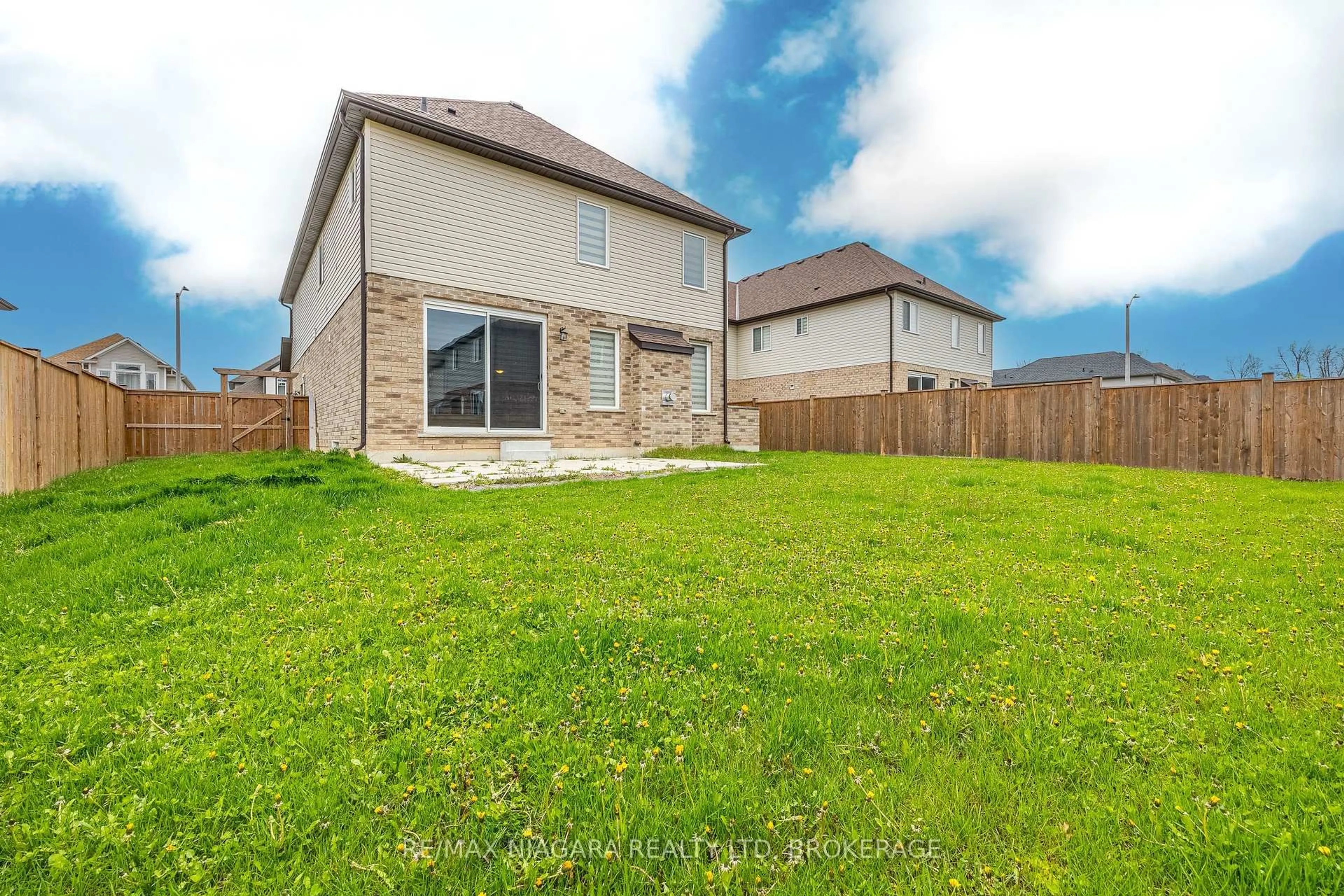 A pic from outside/outdoor area/front of a property/back of a property/a pic from drone, unknown for 6708 Sam Iorfida Dr, Niagara Falls Ontario L2G 0H6
