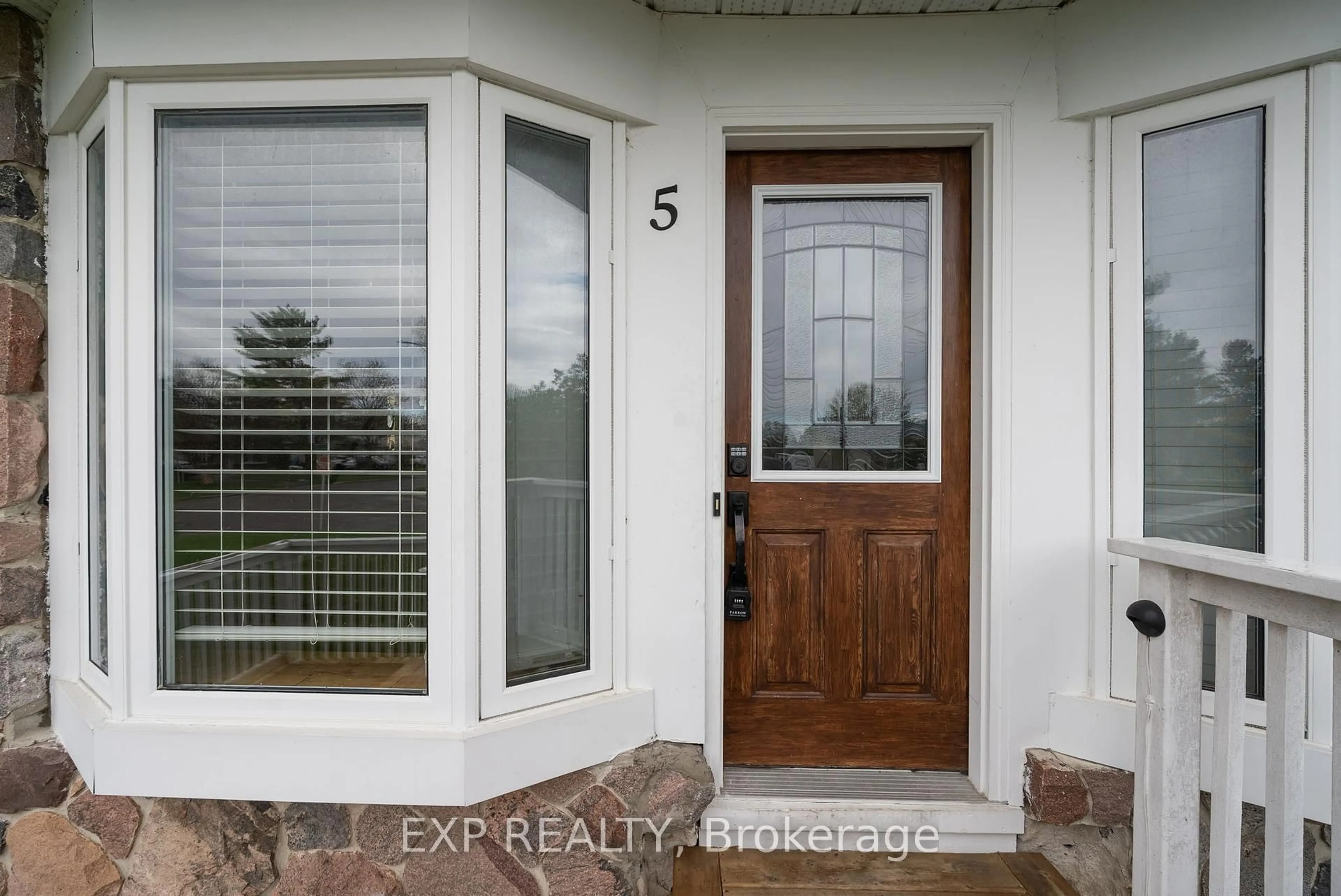 Indoor entryway for 5 Minola St, Quinte West Ontario K8V 5X9