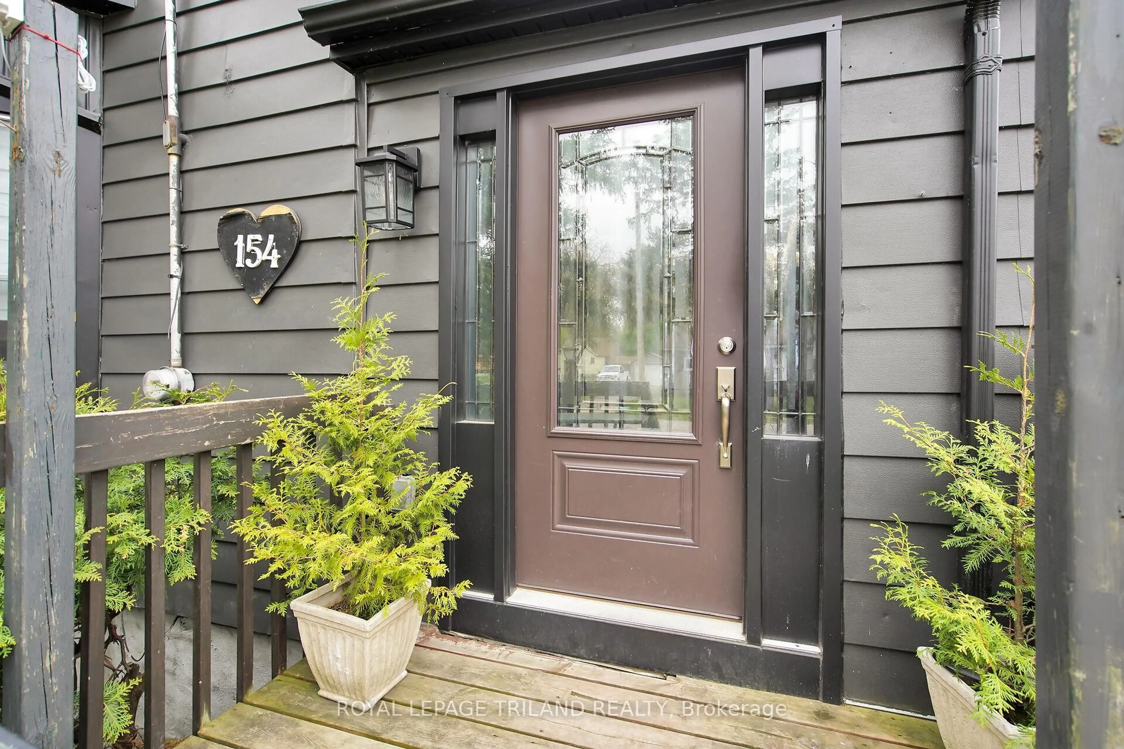 Indoor entryway for 154 JOHN St, West Elgin Ontario N0L 2P0