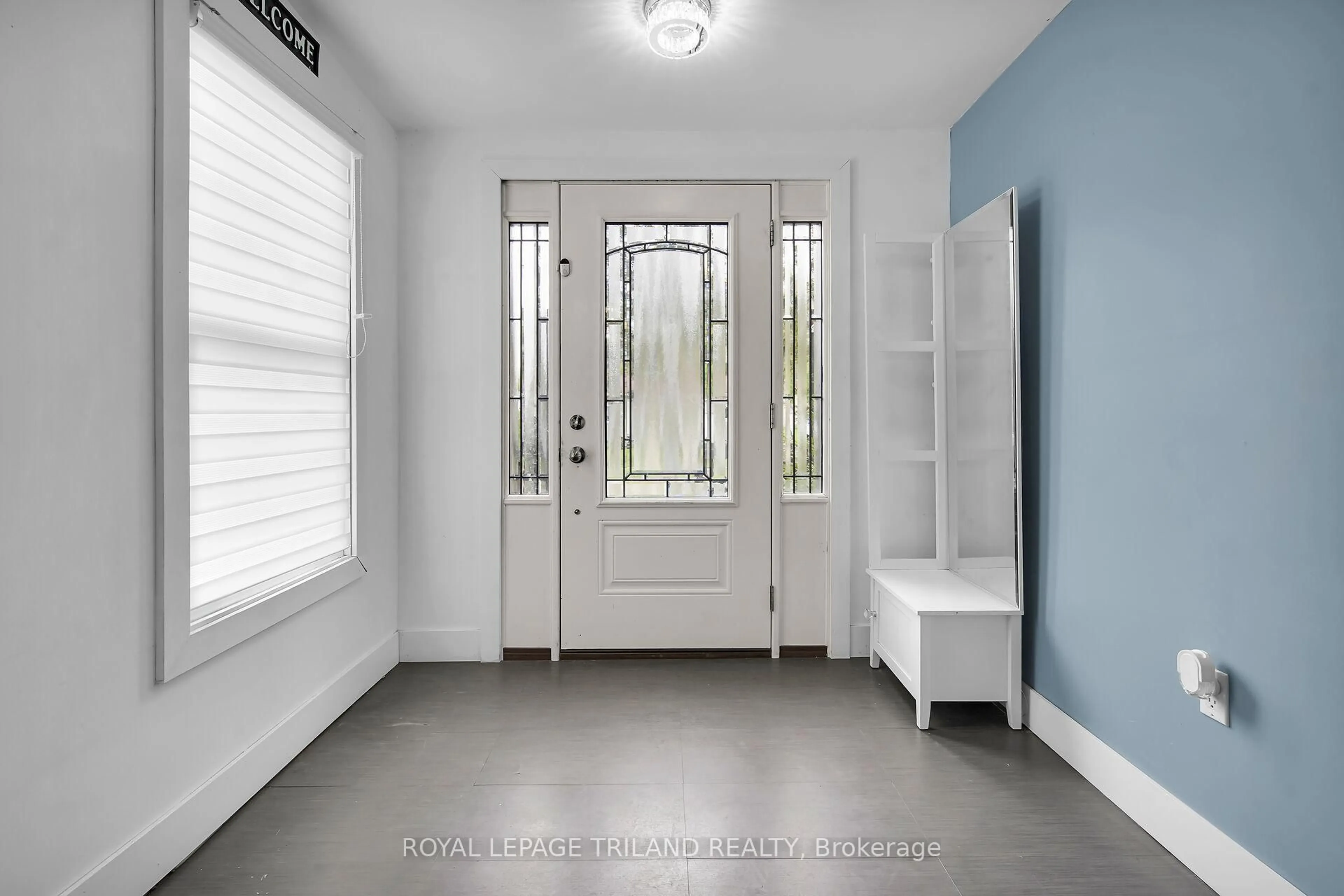 Indoor entryway for 154 JOHN St, West Elgin Ontario N0L 2P0