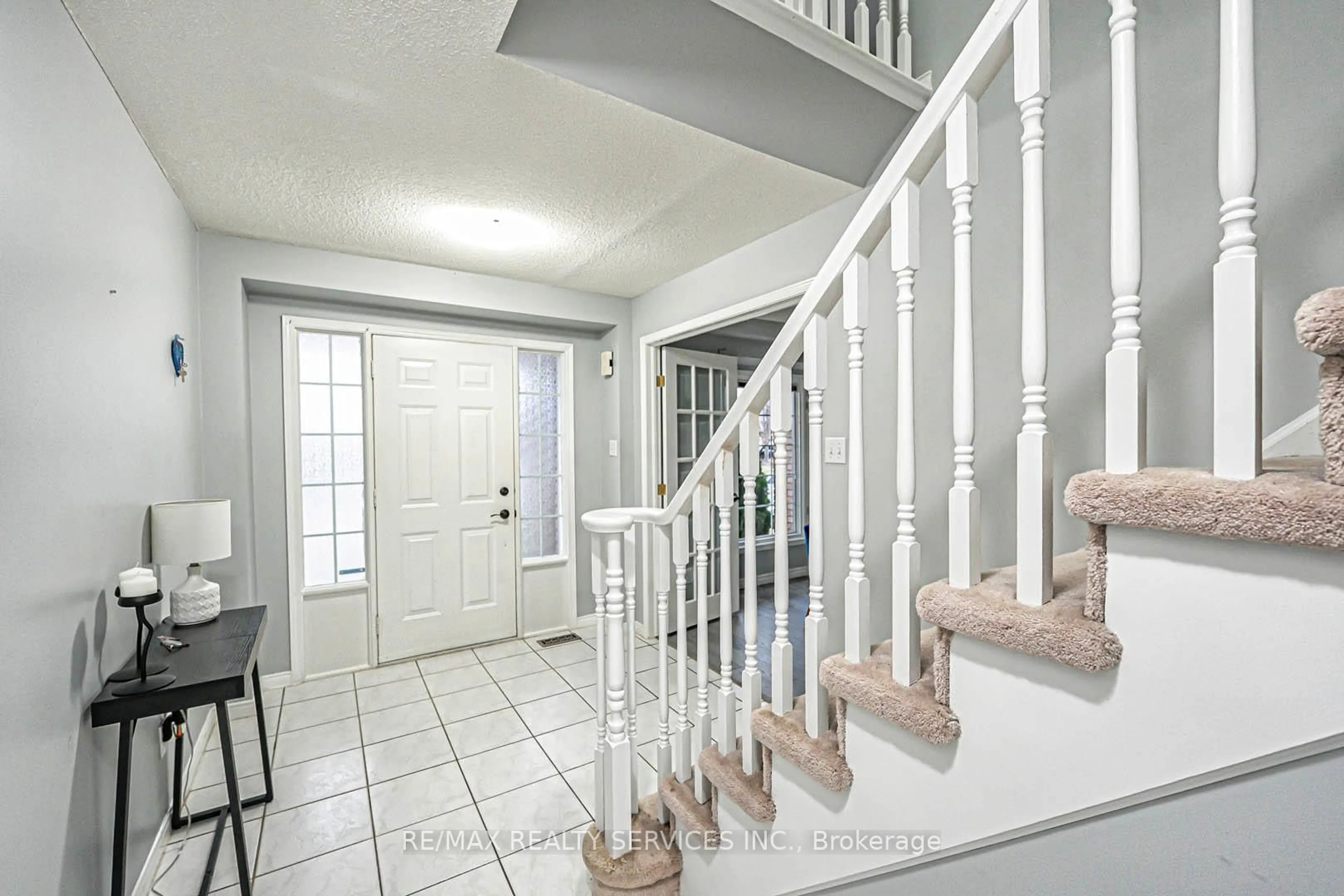 Indoor entryway for 172 Alderlea Ave, Hamilton Ontario L9B 1M8