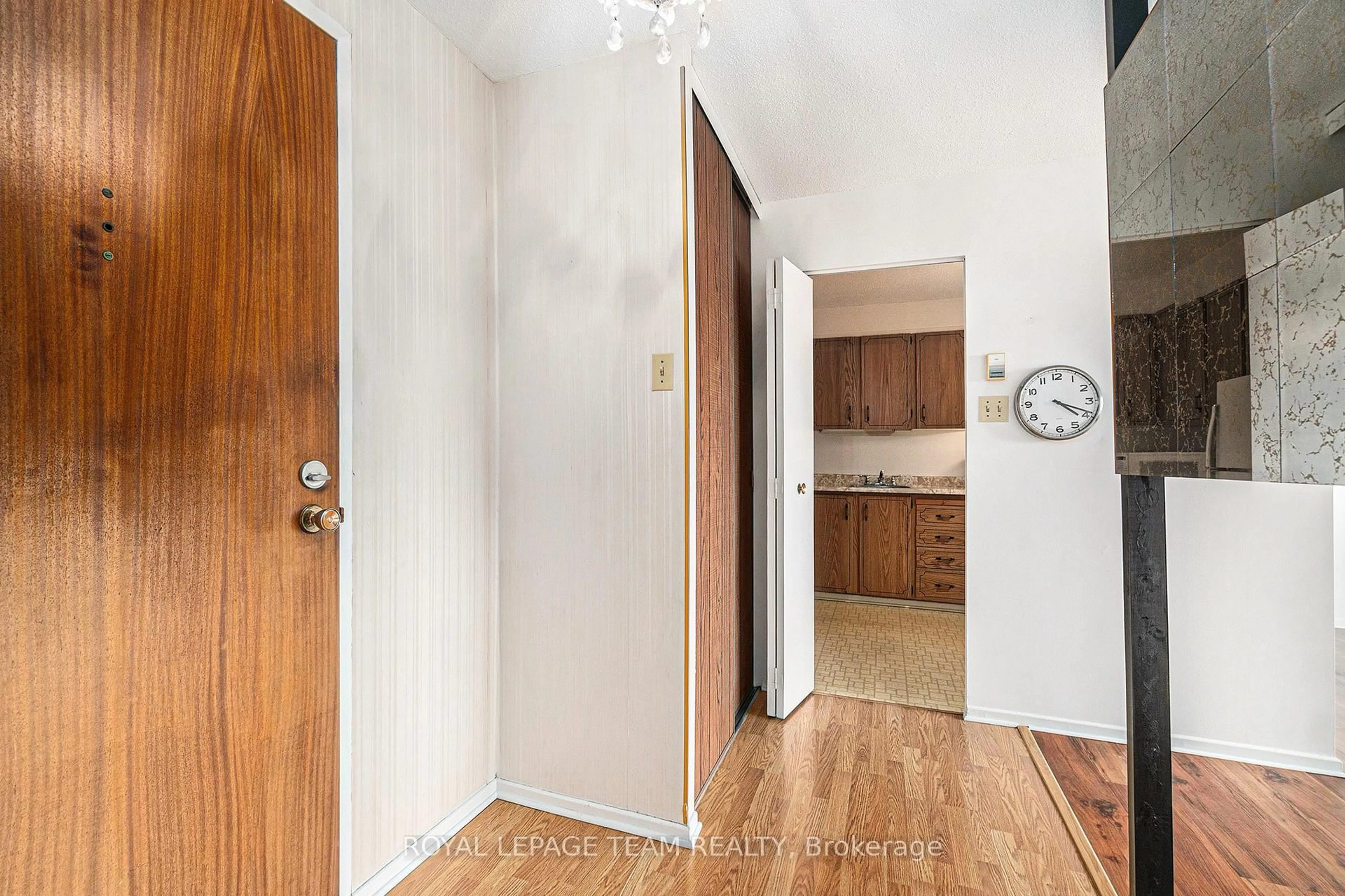 Indoor entryway for 20 Chesterton Dr #706, Ottawa Ontario K2E 6Z7