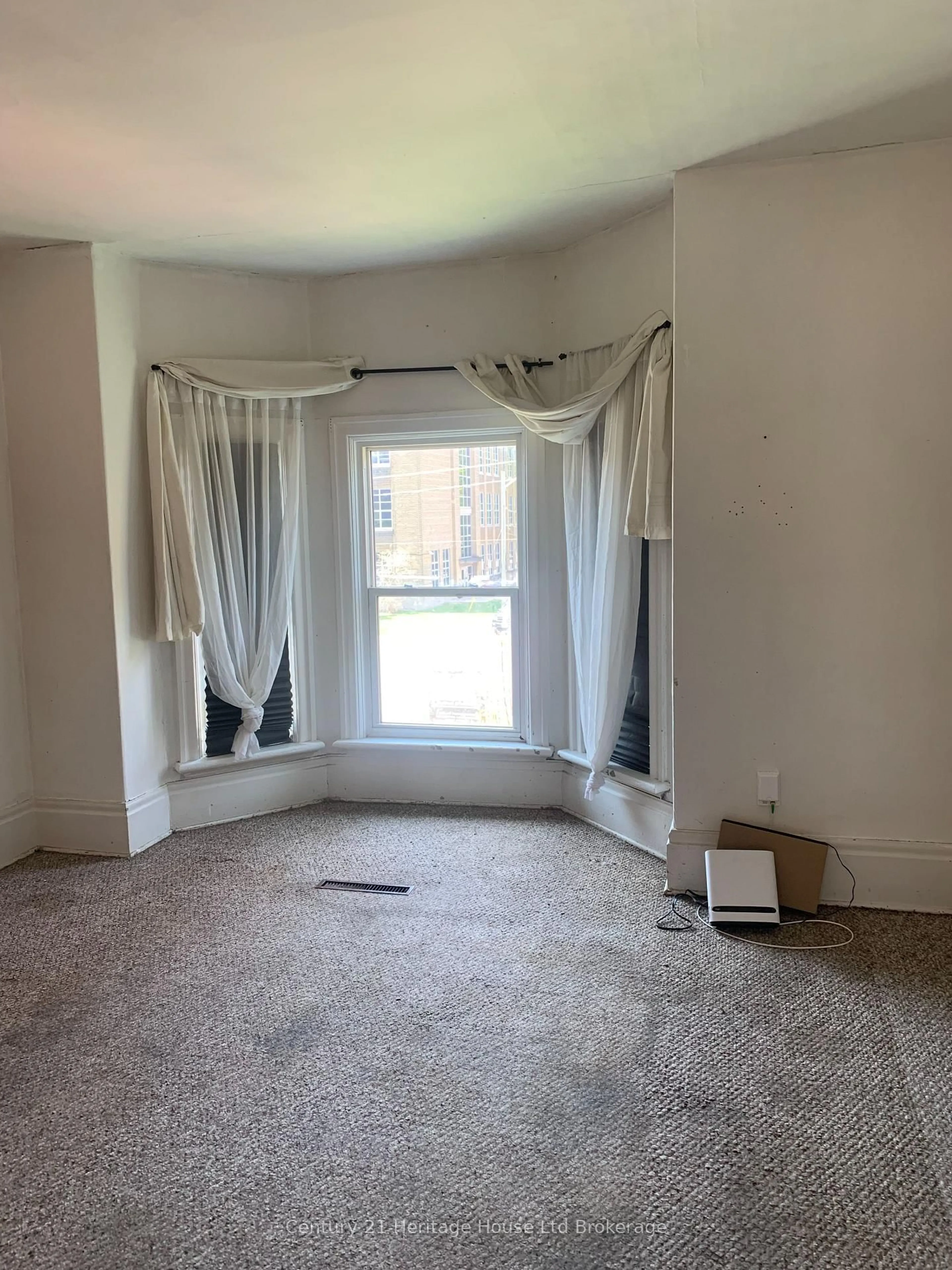 A pic of a room for 493 Princess St, Woodstock Ontario N4S 4G8