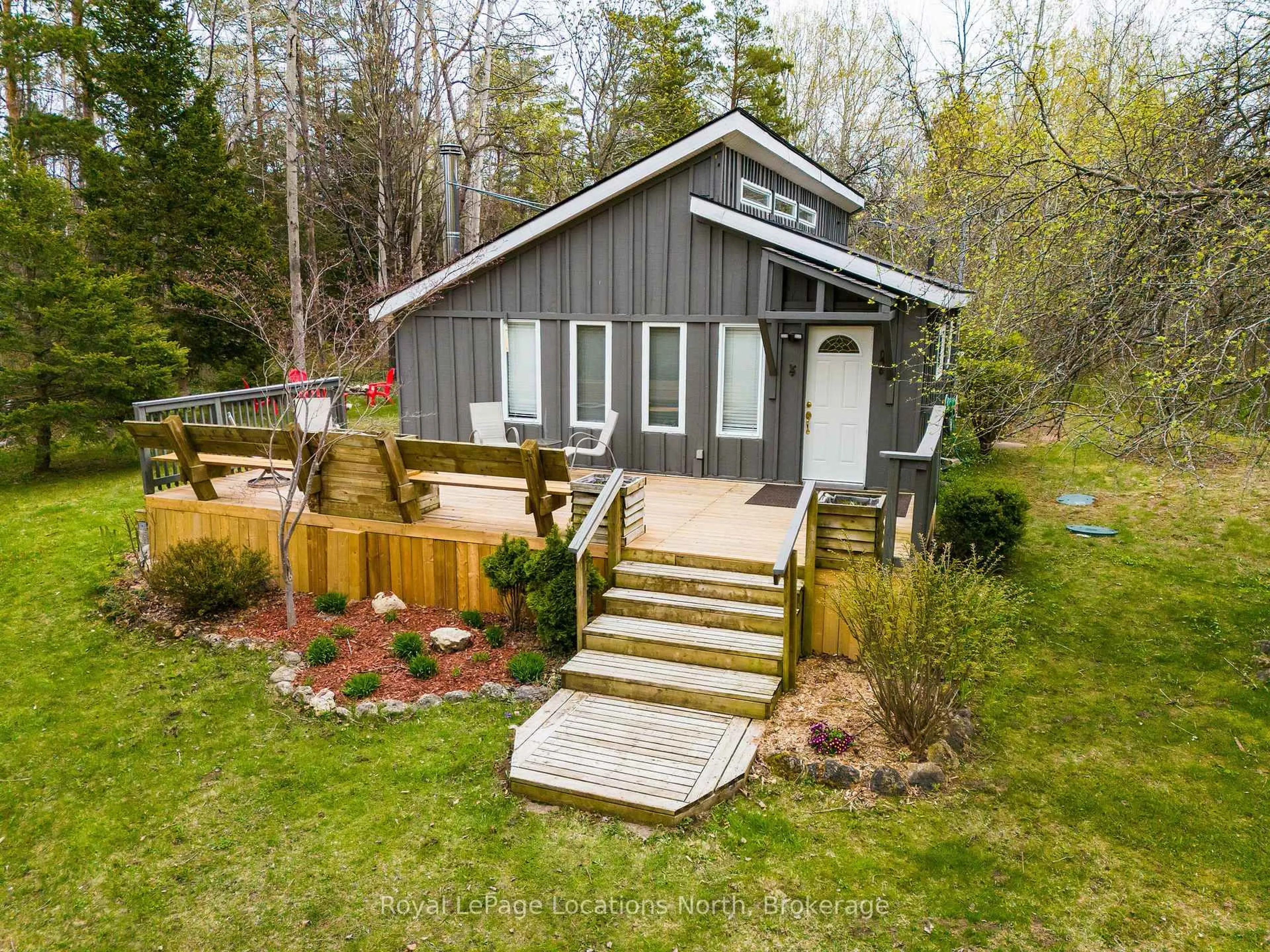 A pic from outside/outdoor area/front of a property/back of a property/a pic from drone, unknown for 121 Hidden Lake Rd, Blue Mountains Ontario L9Y 0T6